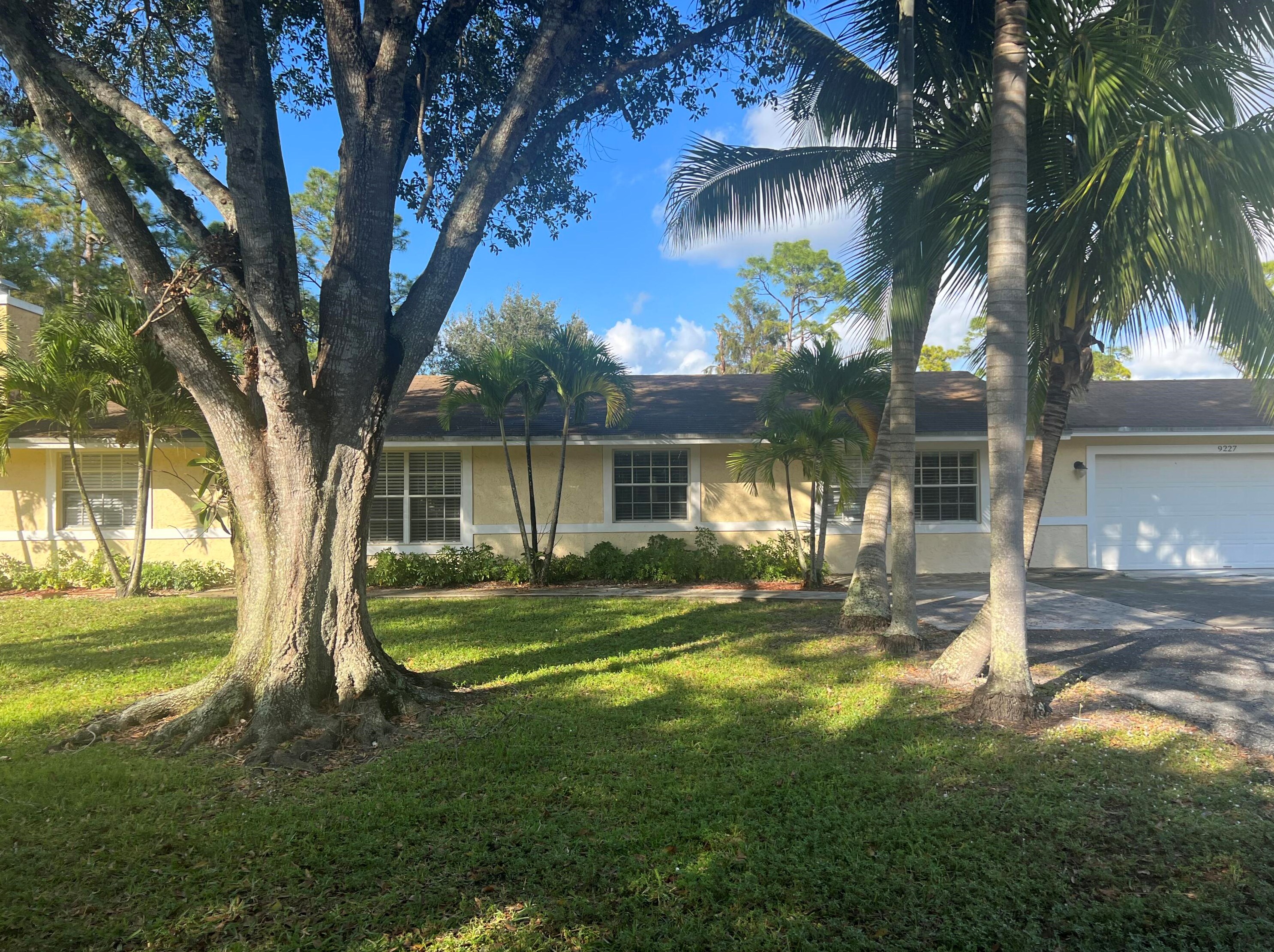 9227 Palomino Dr, Lake Worth FL  33467-1023 exterior