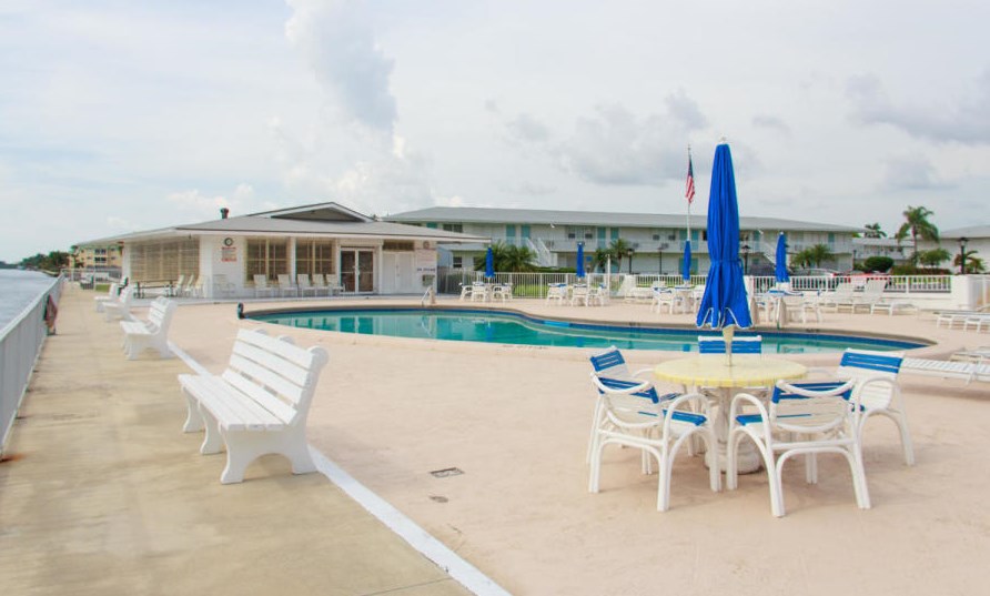 2552 Federal Hwy, Boynton Beach FL  33435-7724 exterior