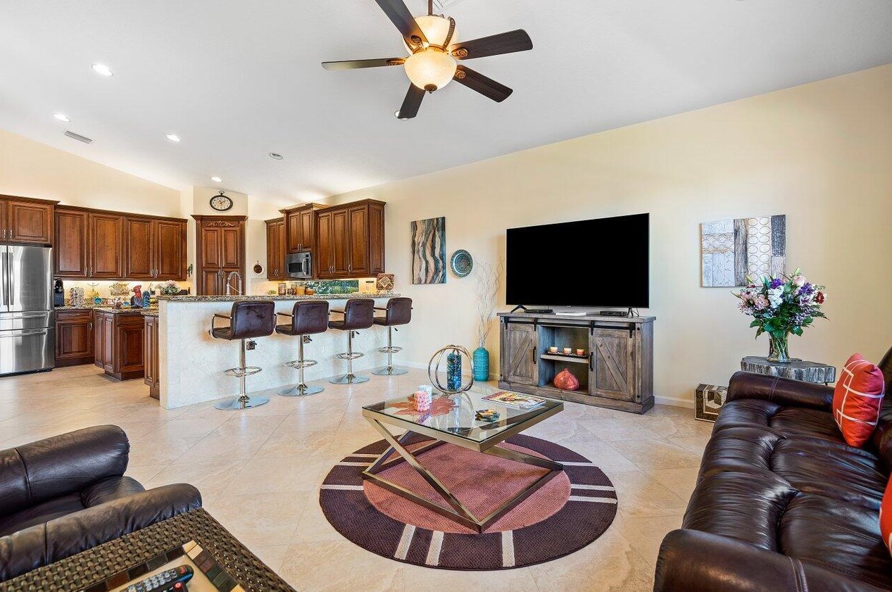 7038 Great Falls Cir, Boynton Beach FL  33437-3998 exterior