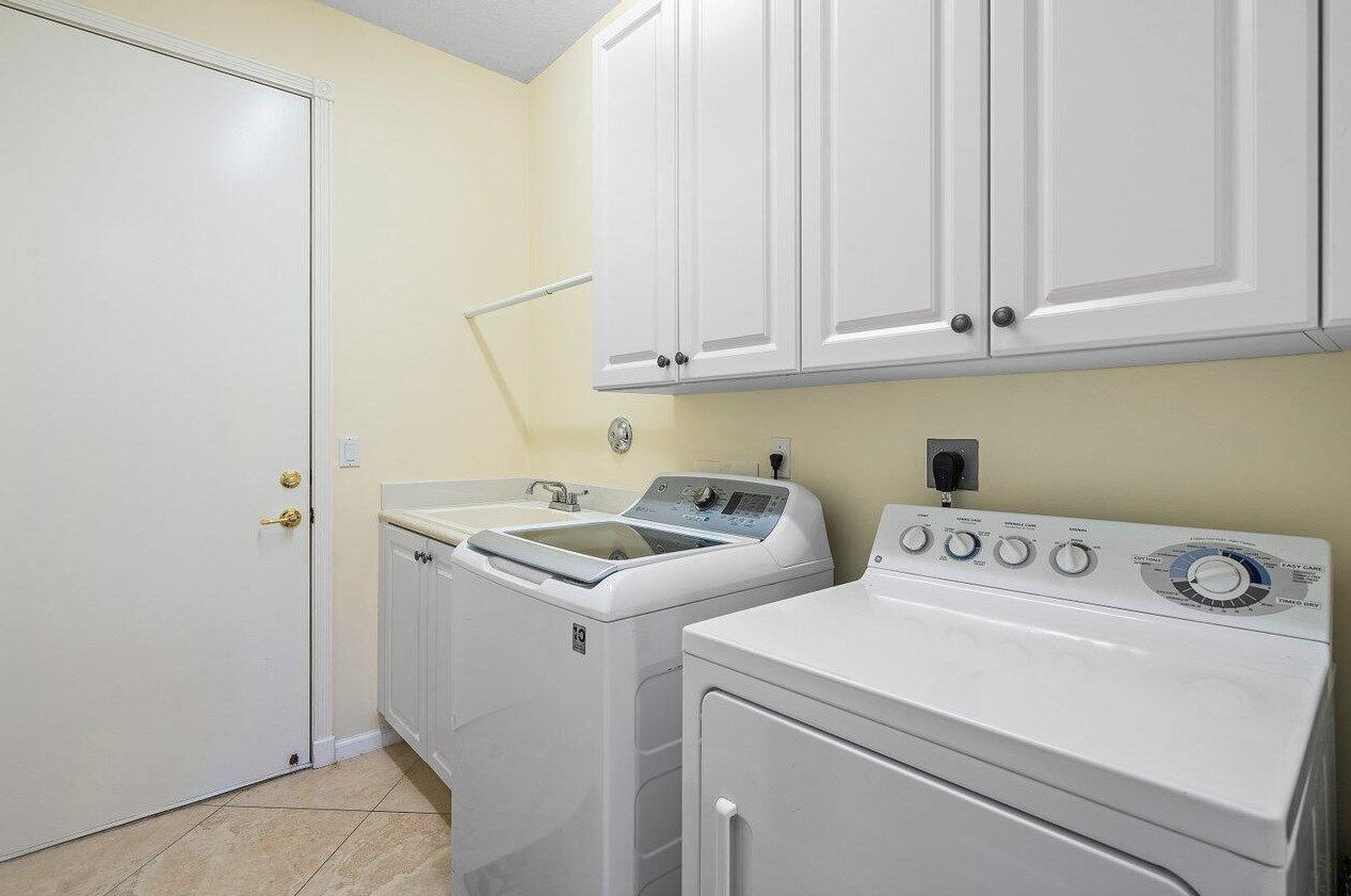 7038 Great Falls Cir, Boynton Beach FL  33437-3998 exterior