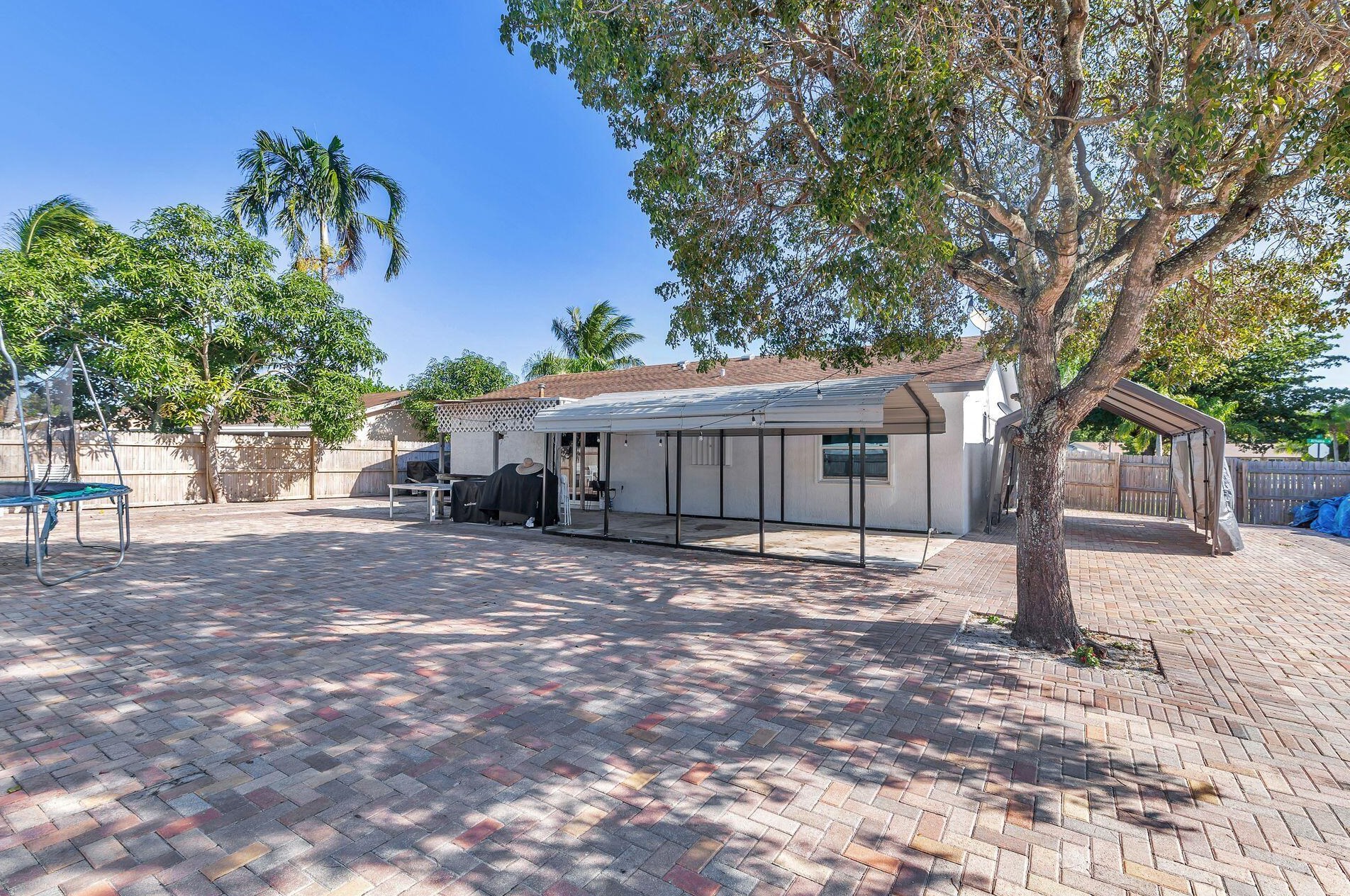6677 Athena Dr, Lake Worth FL  33463-7253 exterior