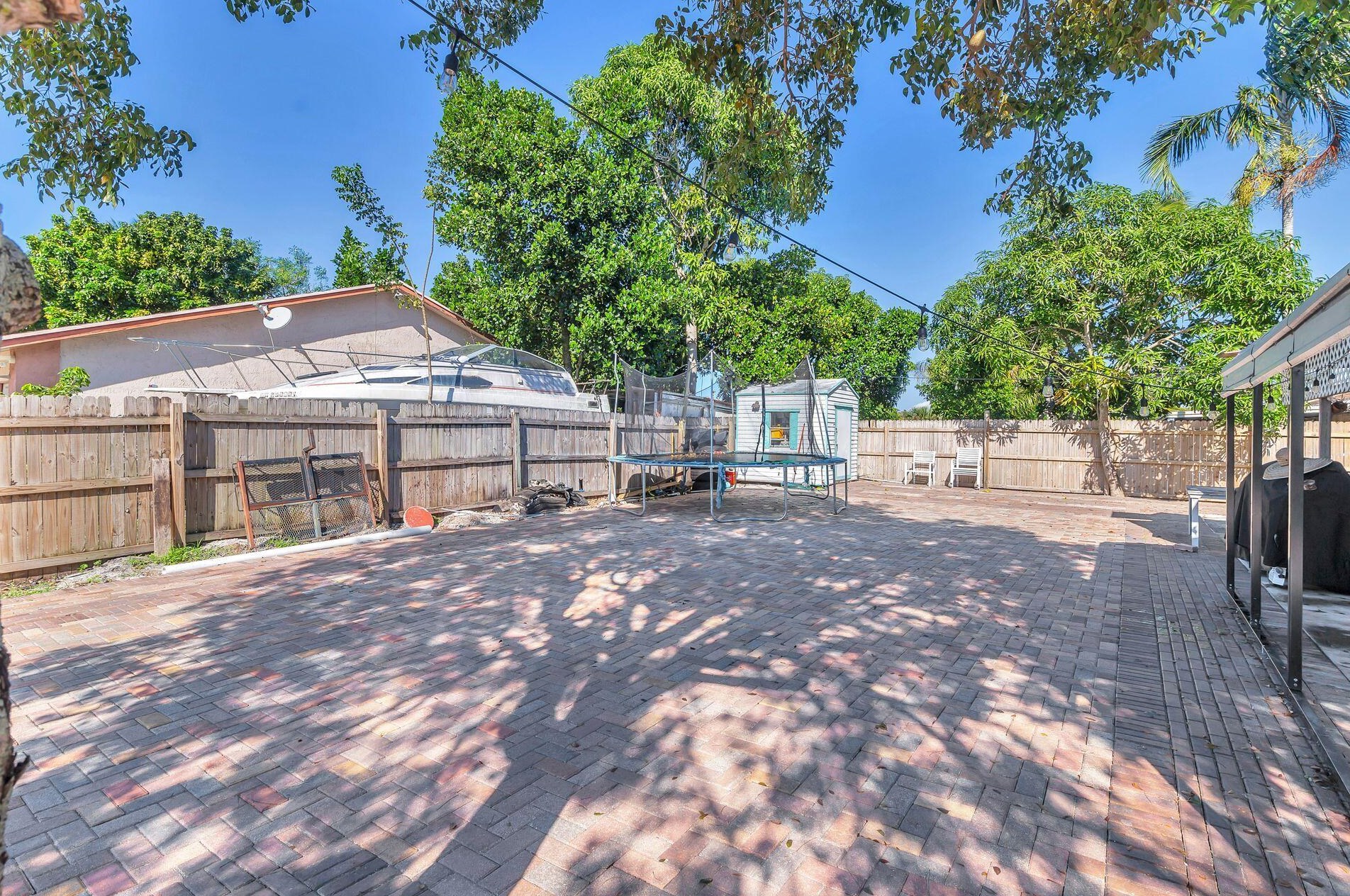 6677 Athena Dr, Lake Worth FL  33463-7253 exterior