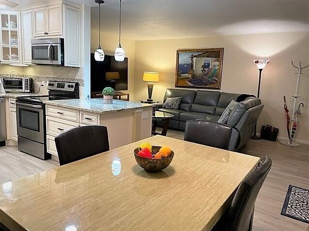 2017 Hythe A, Boca Raton FL  33434-4638 exterior