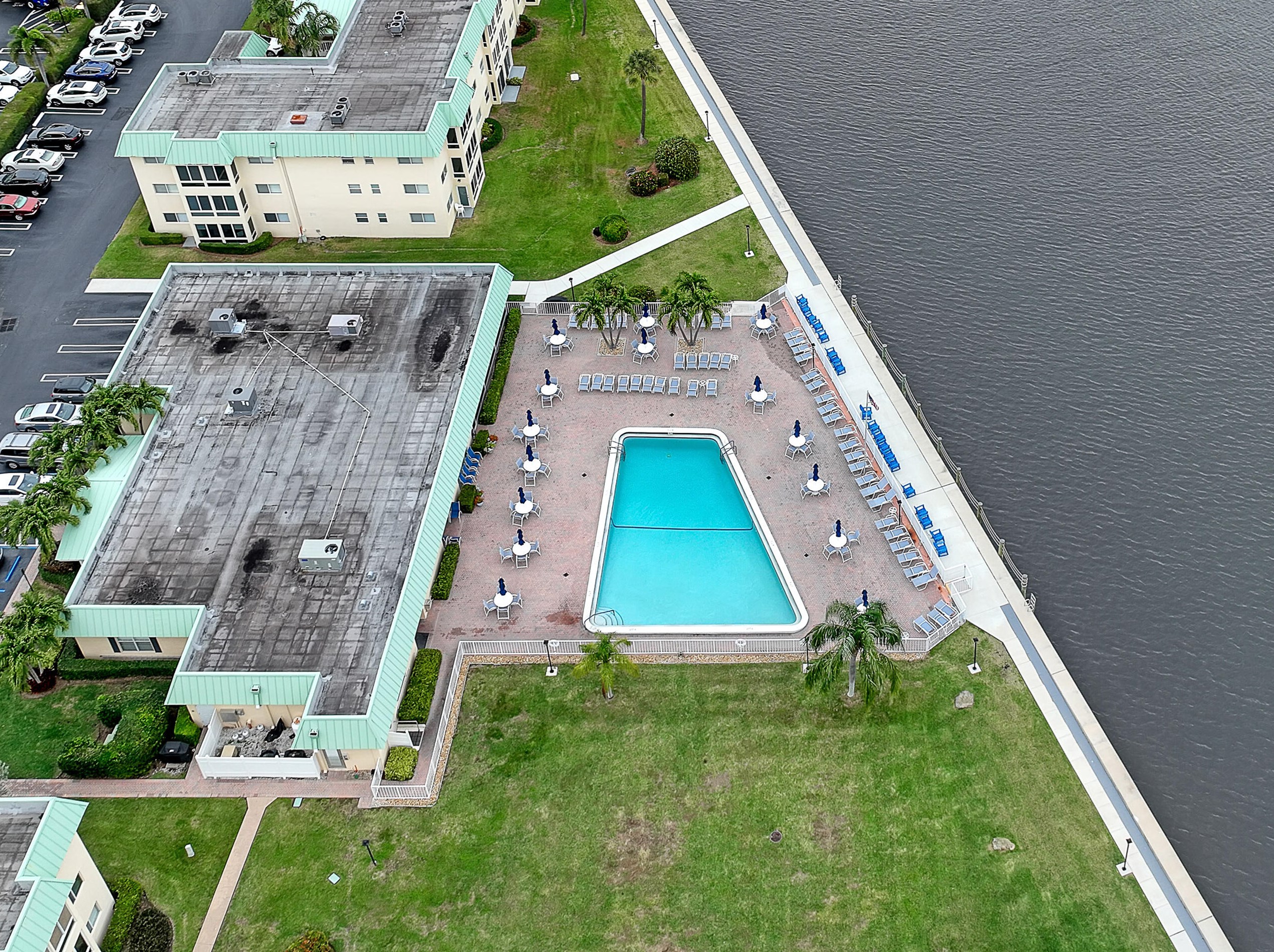 34 Colonial Club Dr, Boynton Beach FL 33435-8409 exterior