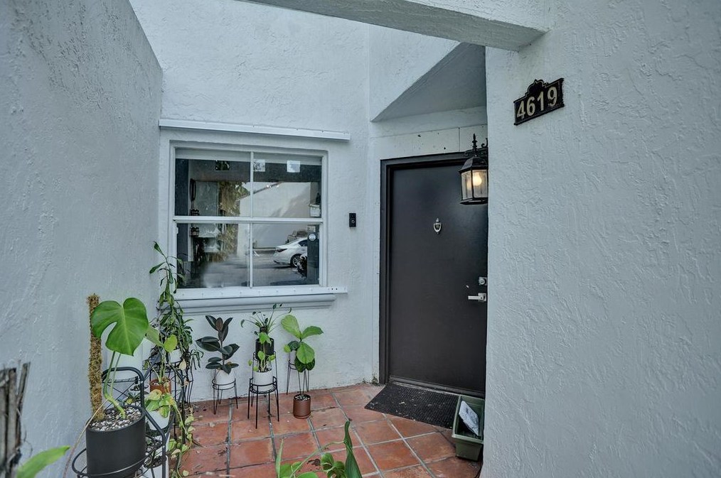 4619 97th Ct, Miami FL 33178-3406 exterior