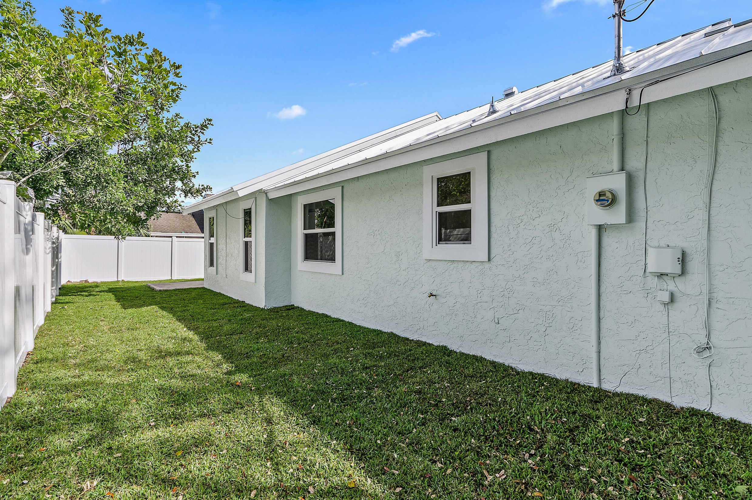 6169 Lucerne St, Jupiter FL  33458-6672 exterior