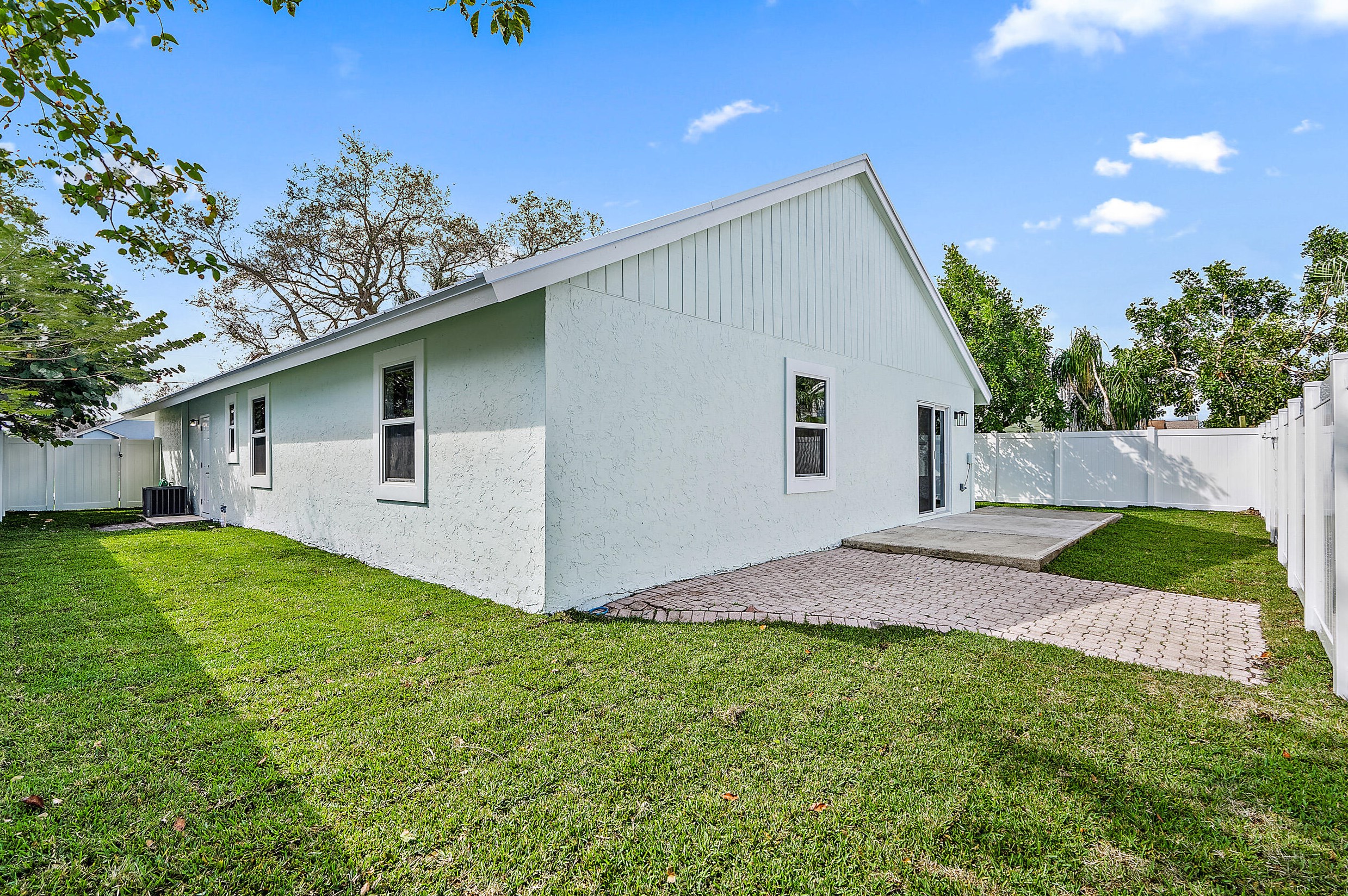 6169 Lucerne St, Jupiter FL  33458-6672 exterior