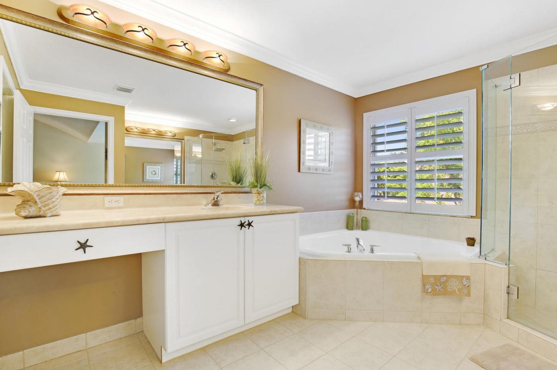 193 Las Brisas Cir, Lake Worth FL 33462-7016 exterior