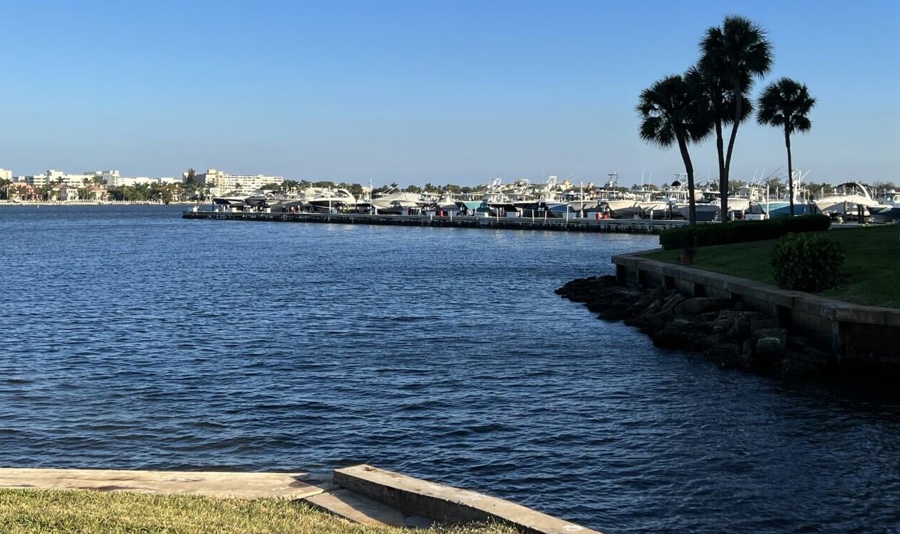 890 Federal Hwy, Lake Worth FL 33462-1870 exterior