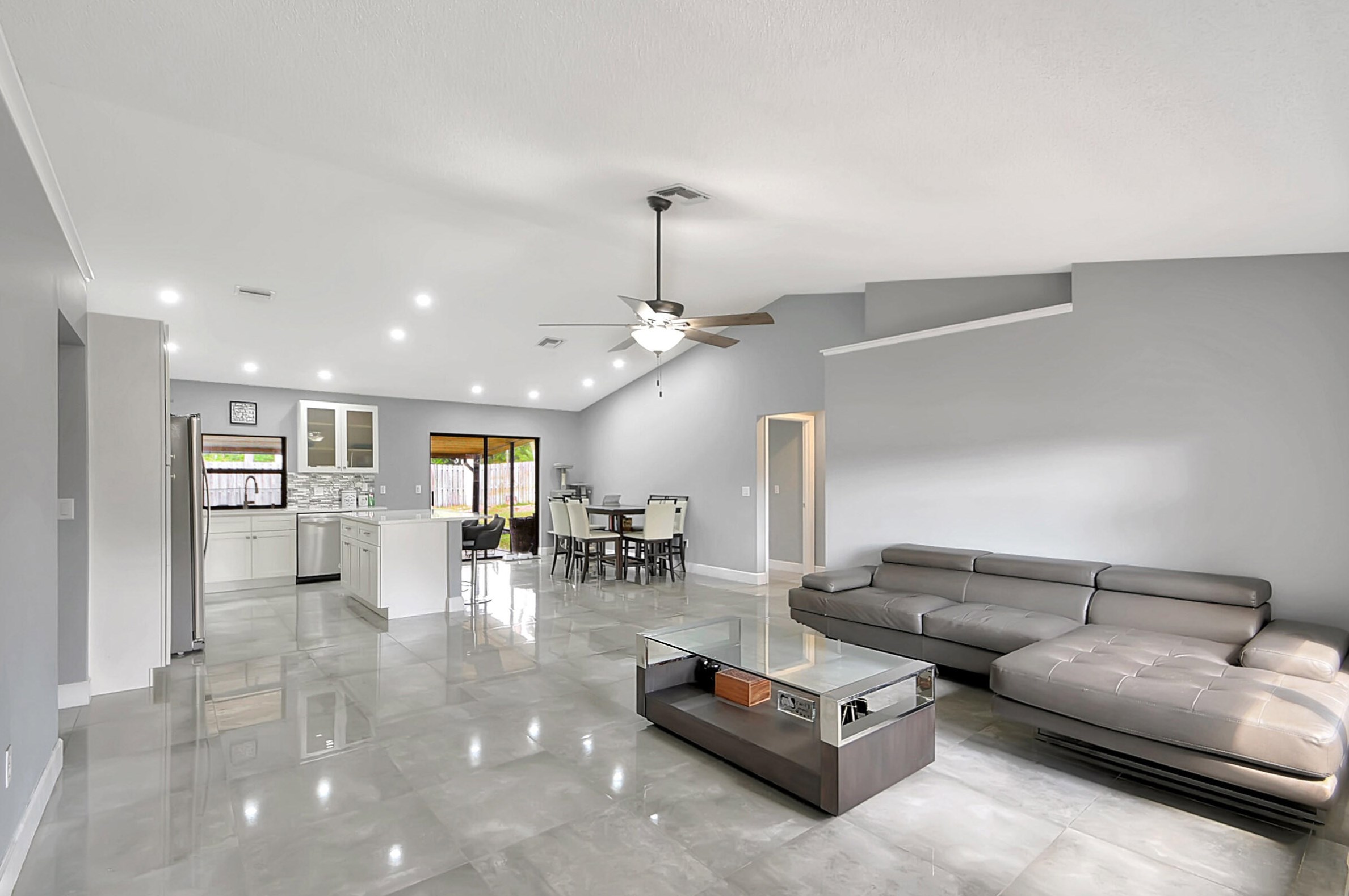 7595 Woodland Creek Ln, Lake Worth FL  33467-6582 exterior