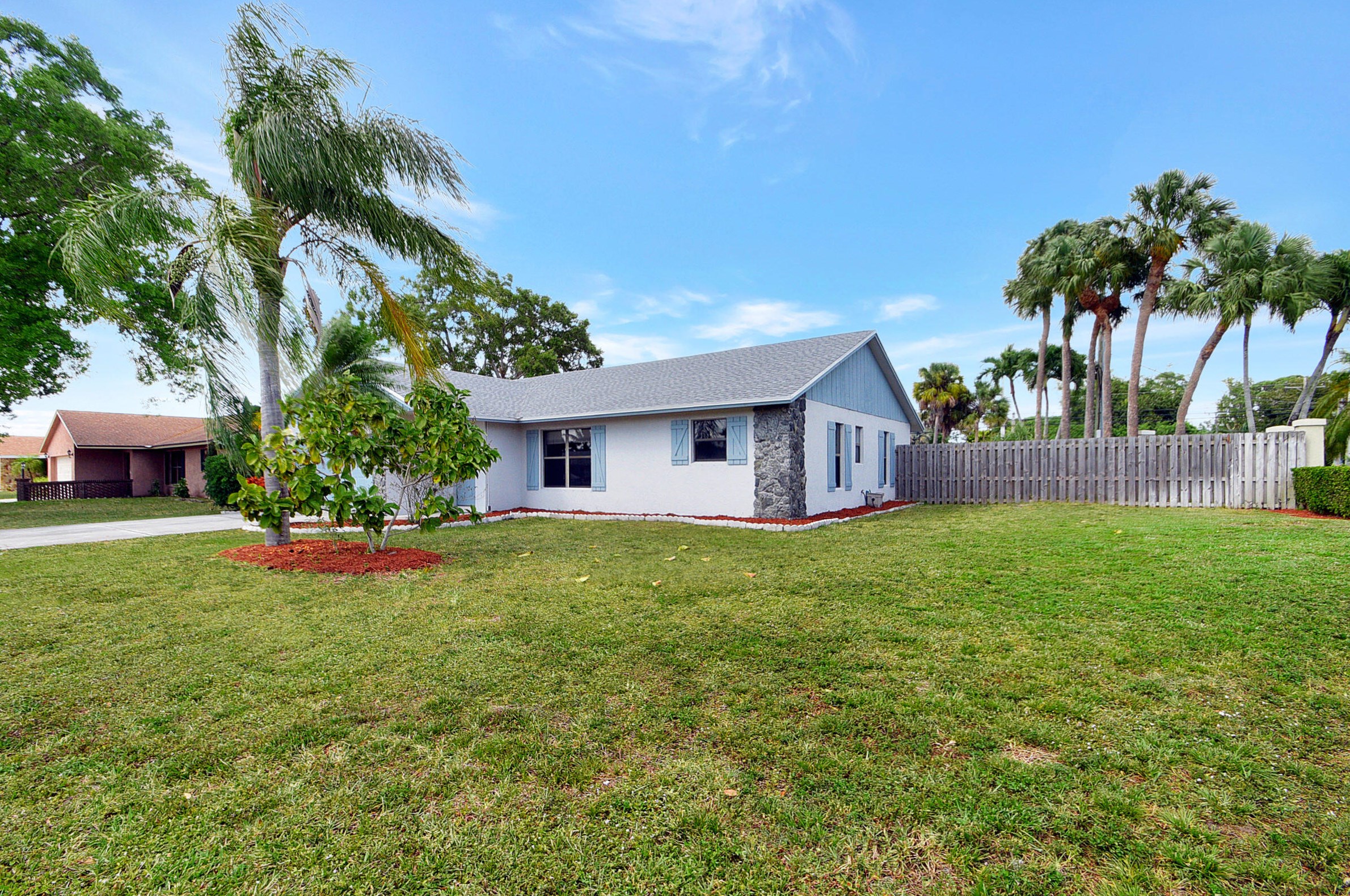 7595 Woodland Creek Ln, Lake Worth FL  33467-6582 exterior