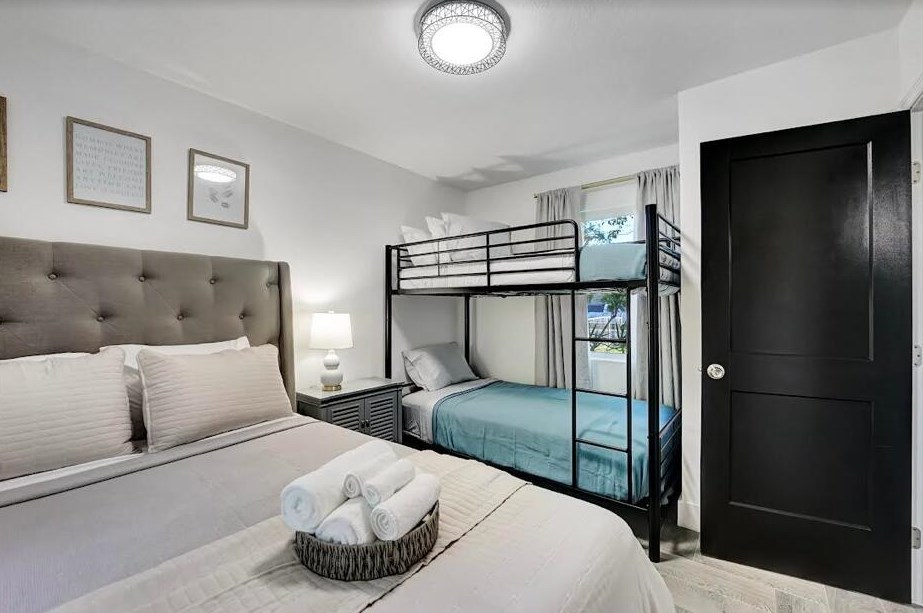 2523 Mckinley St, Hollywood FL  33020-3019 exterior