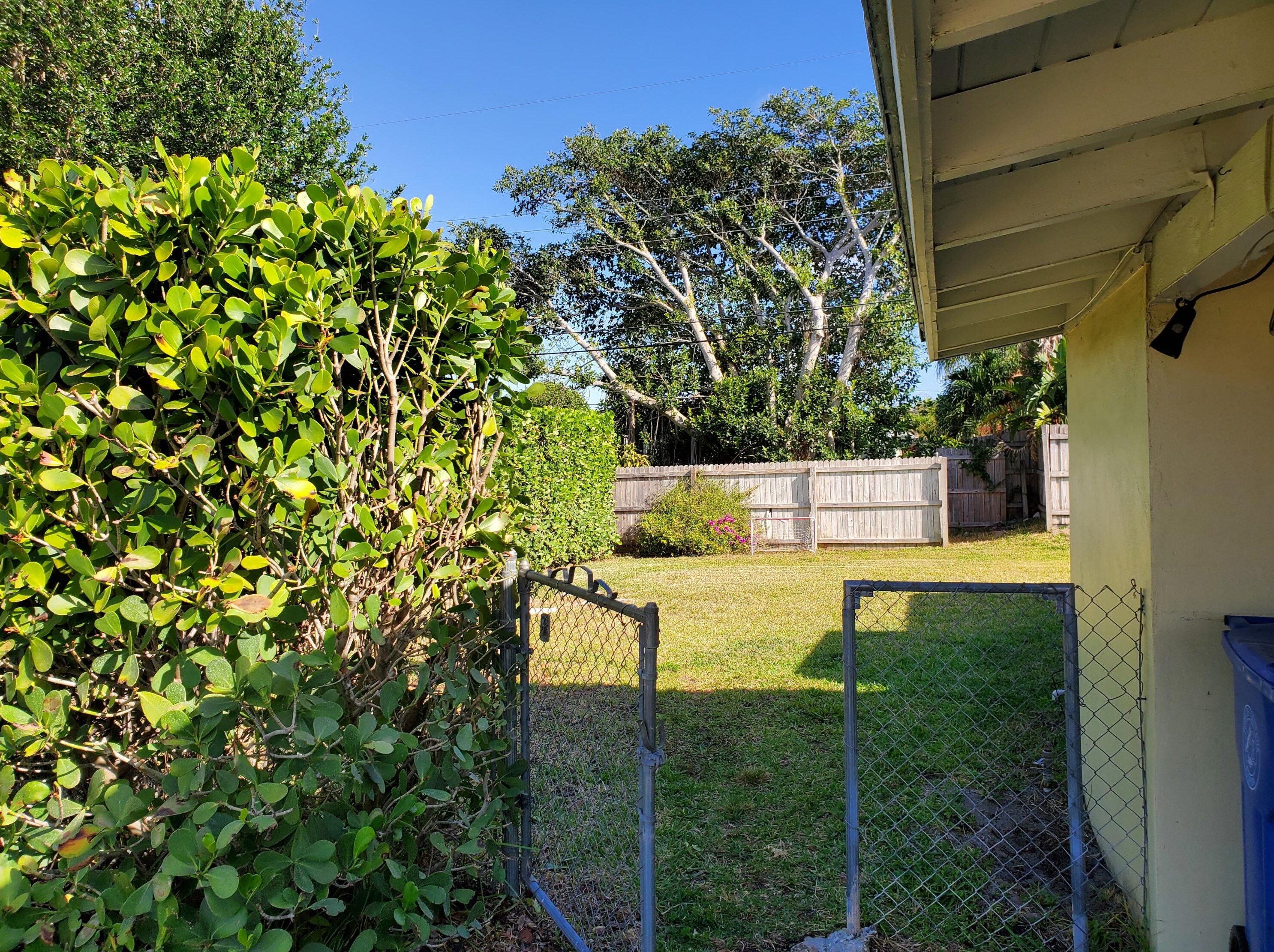 1015 Bloxham St, Lake Worth FL  33462-3123 exterior