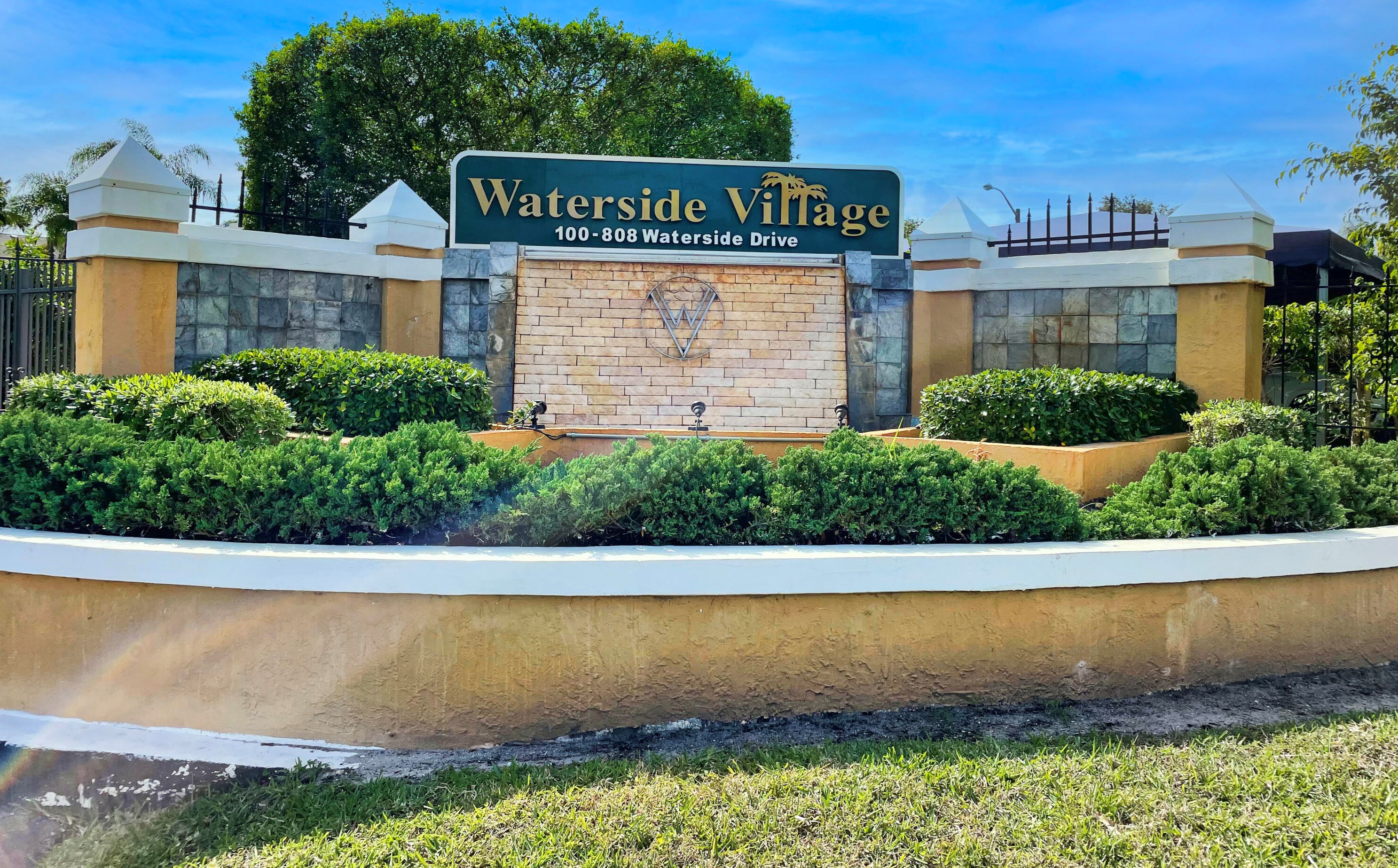604 Waterside Dr, Lake Worth FL 33462-6179 exterior
