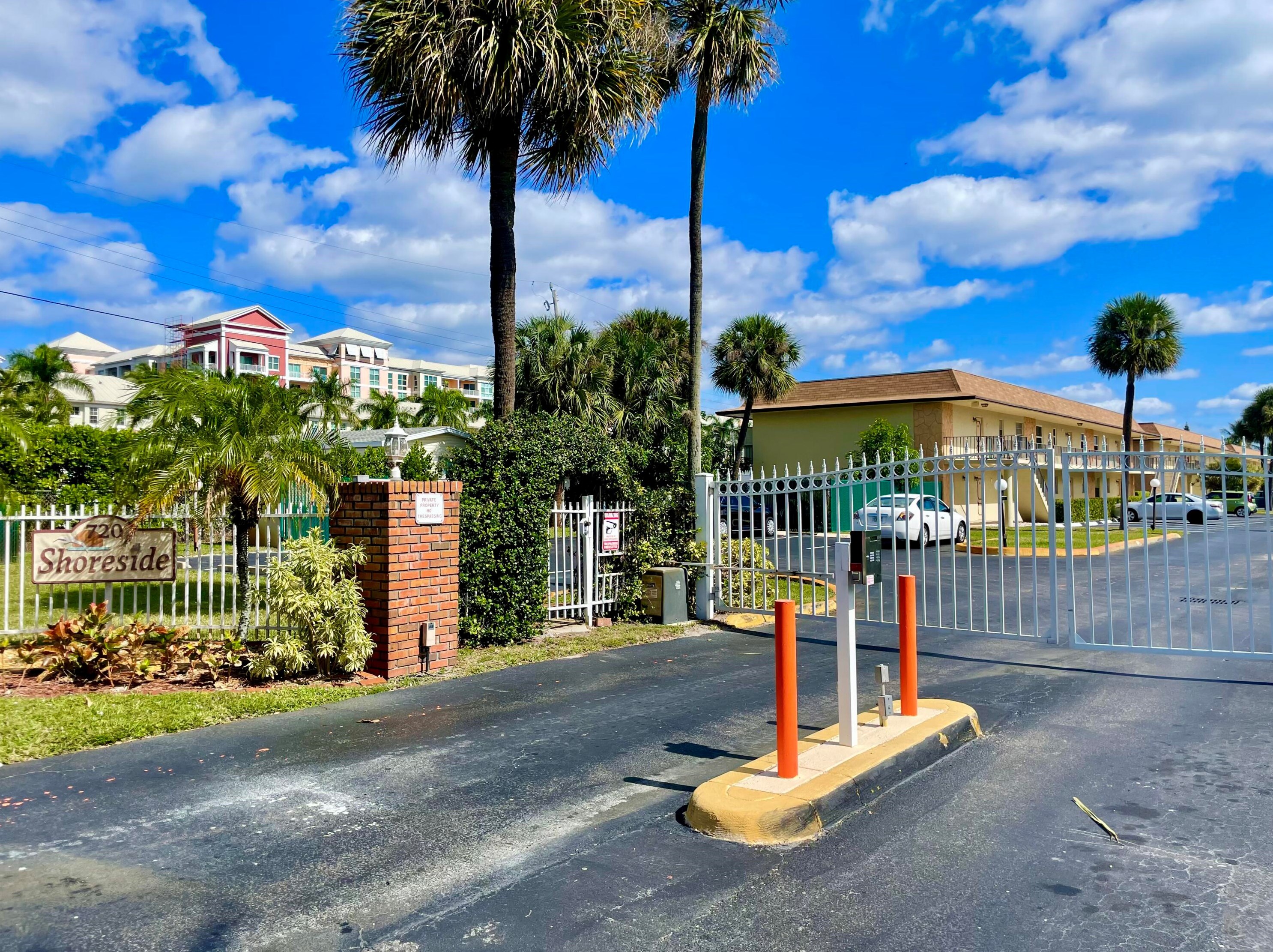 720 Dixie Hwy, Lake Worth FL 33462-1865 exterior