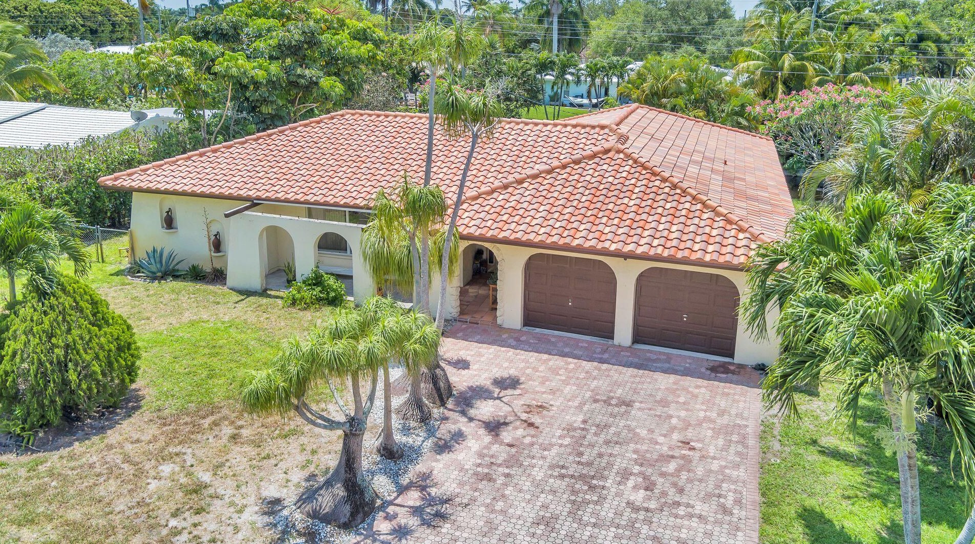 7621 Lake Dr, West Palm Beach FL  33406-8739 exterior