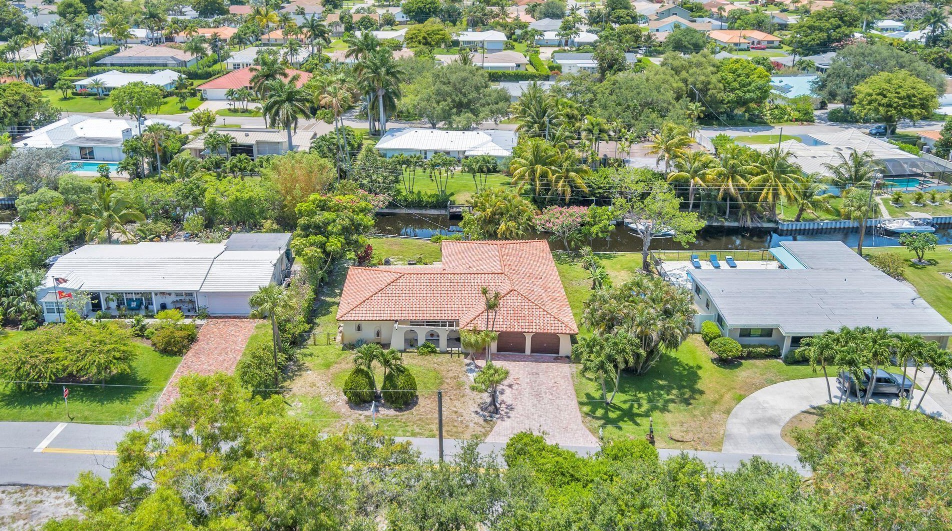 7621 Lake Dr, West Palm Beach FL  33406-8739 exterior
