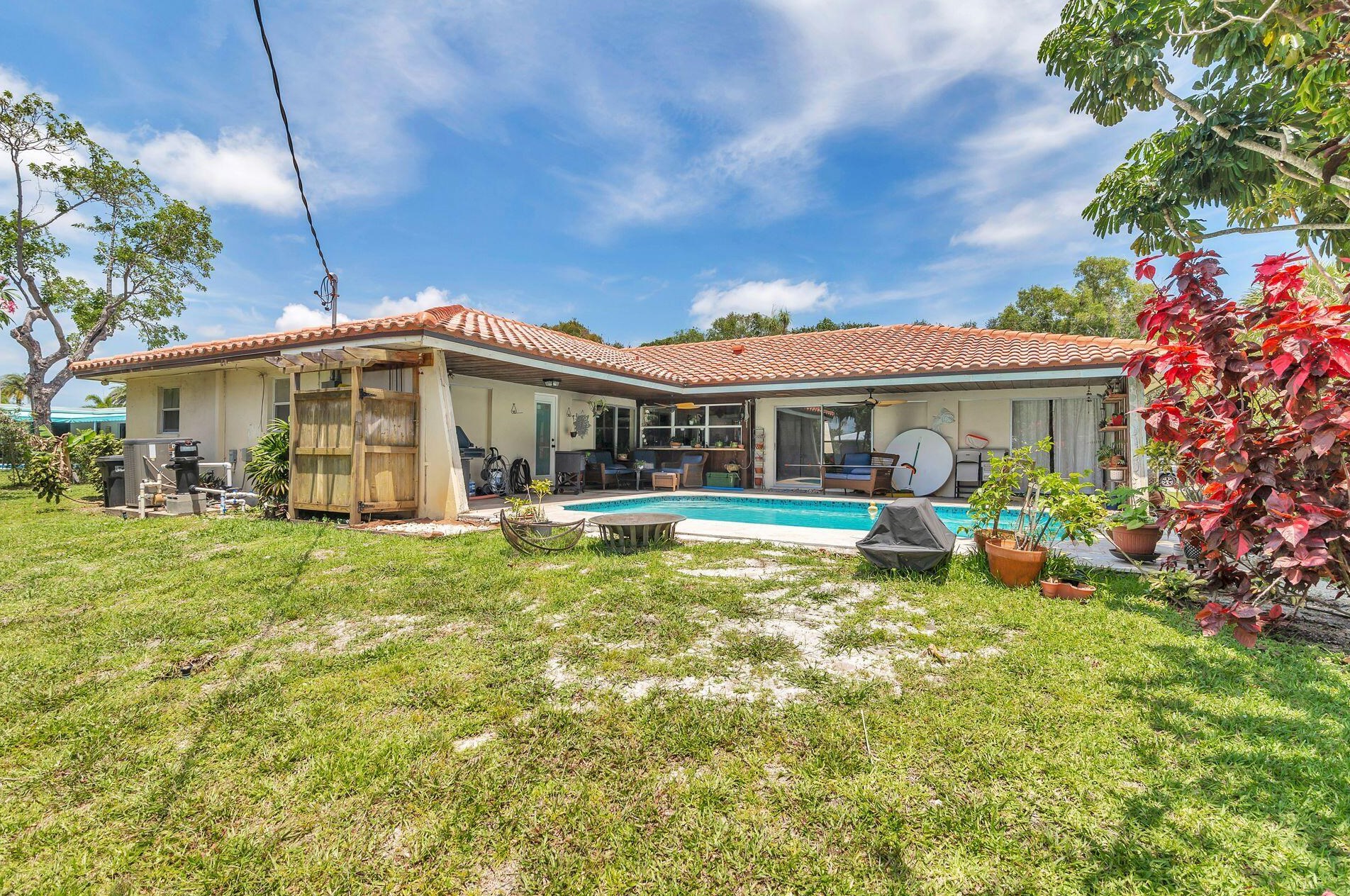 7621 Lake Dr, West Palm Beach FL  33406-8739 exterior