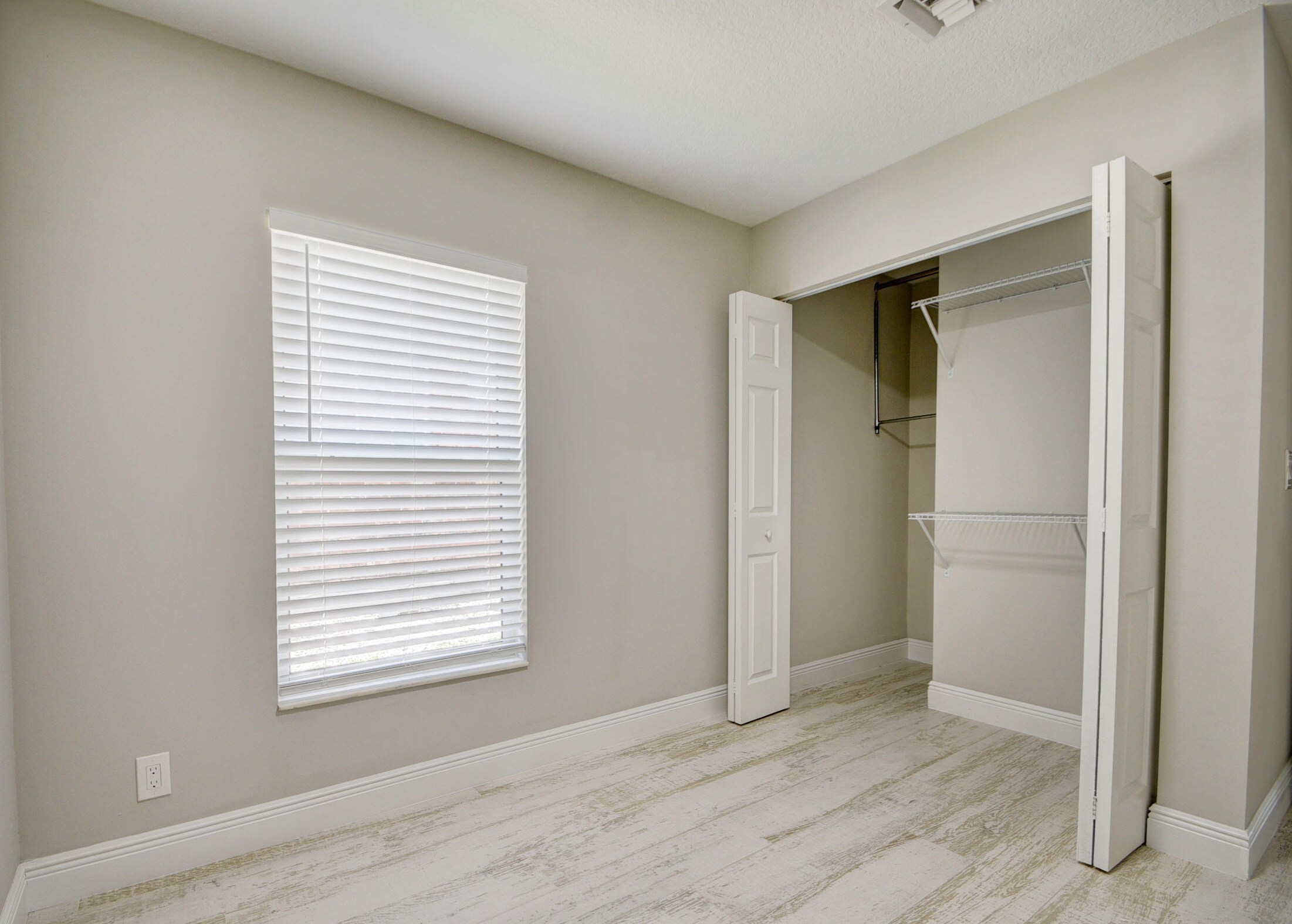 1425 Federal Hwy, Lake Worth FL  33460-1942 exterior