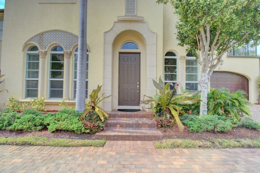 81 Via Poinciana St, Boca Raton FL  33487-1585 exterior