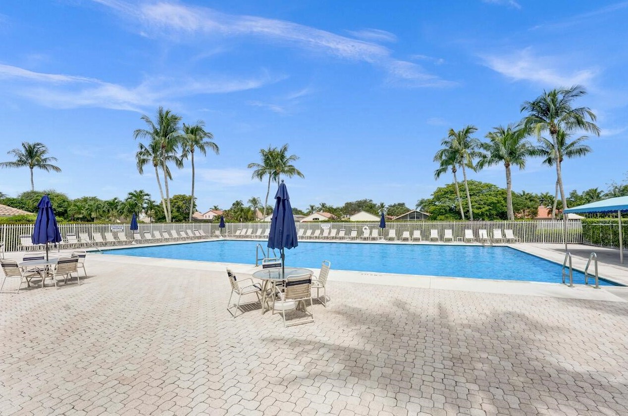 6074 Las Colinas Cir, Lake Worth FL 33463-6560 exterior