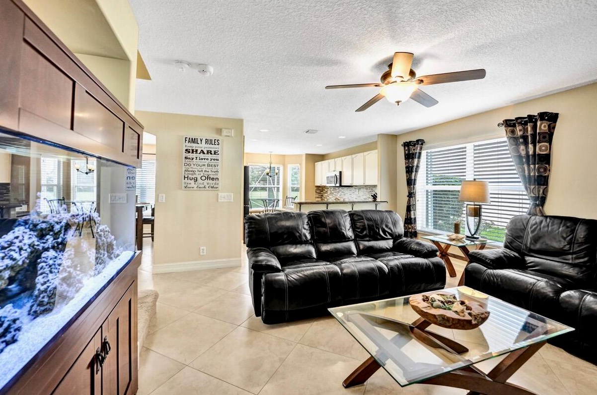 6074 Las Colinas Cir, Lake Worth FL 33463-6560 exterior