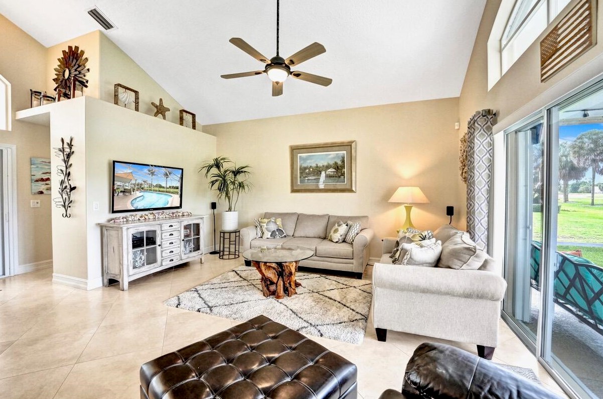 6074 Las Colinas Cir, Lake Worth FL 33463-6560 exterior