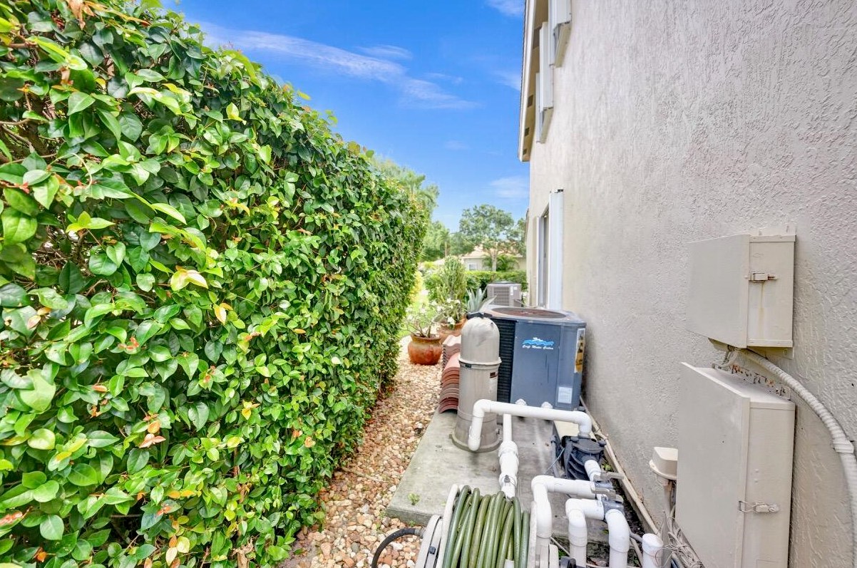 6074 Las Colinas Cir, Lake Worth FL 33463-6560 exterior