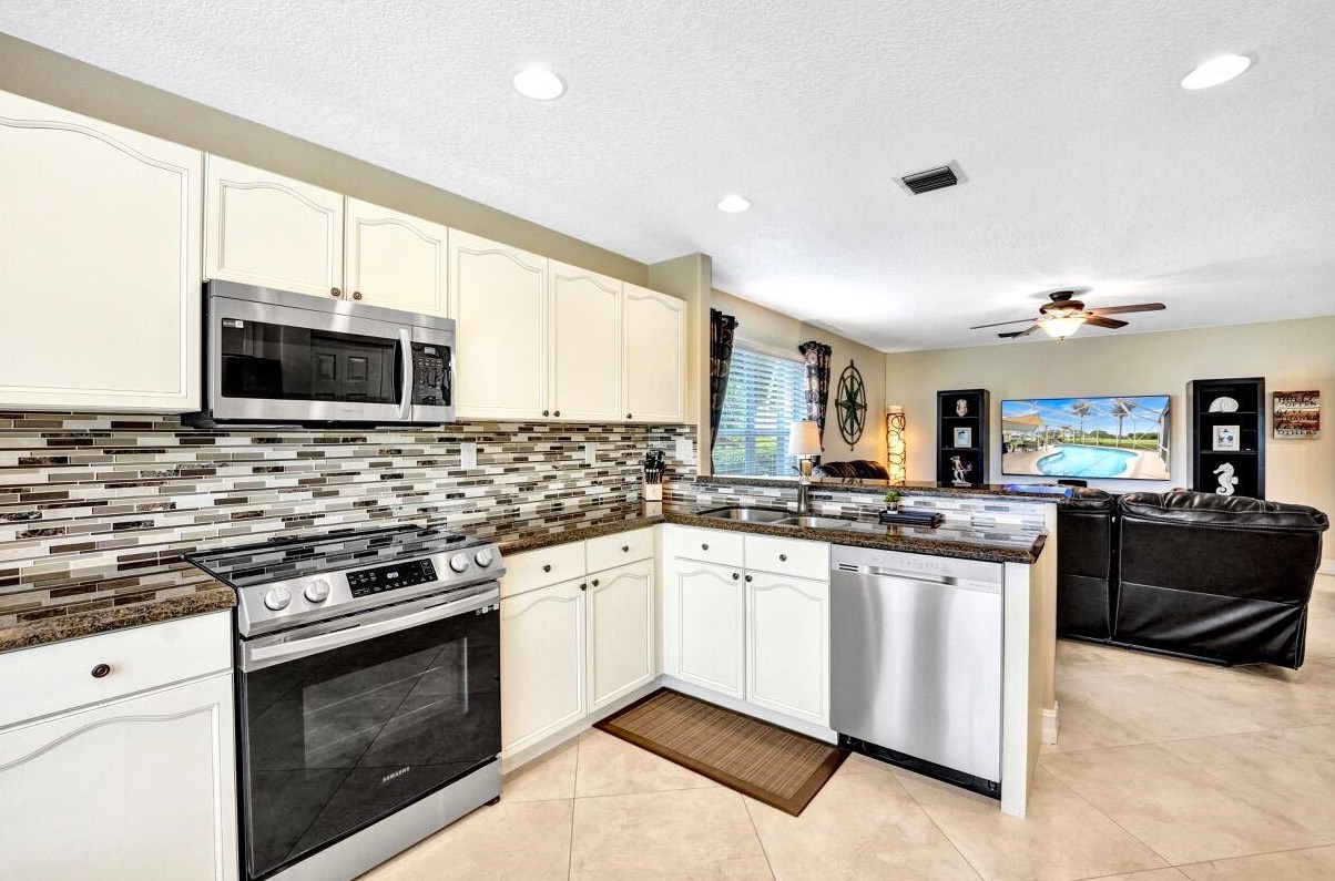 6074 Las Colinas Cir, Lake Worth FL 33463-6560 exterior