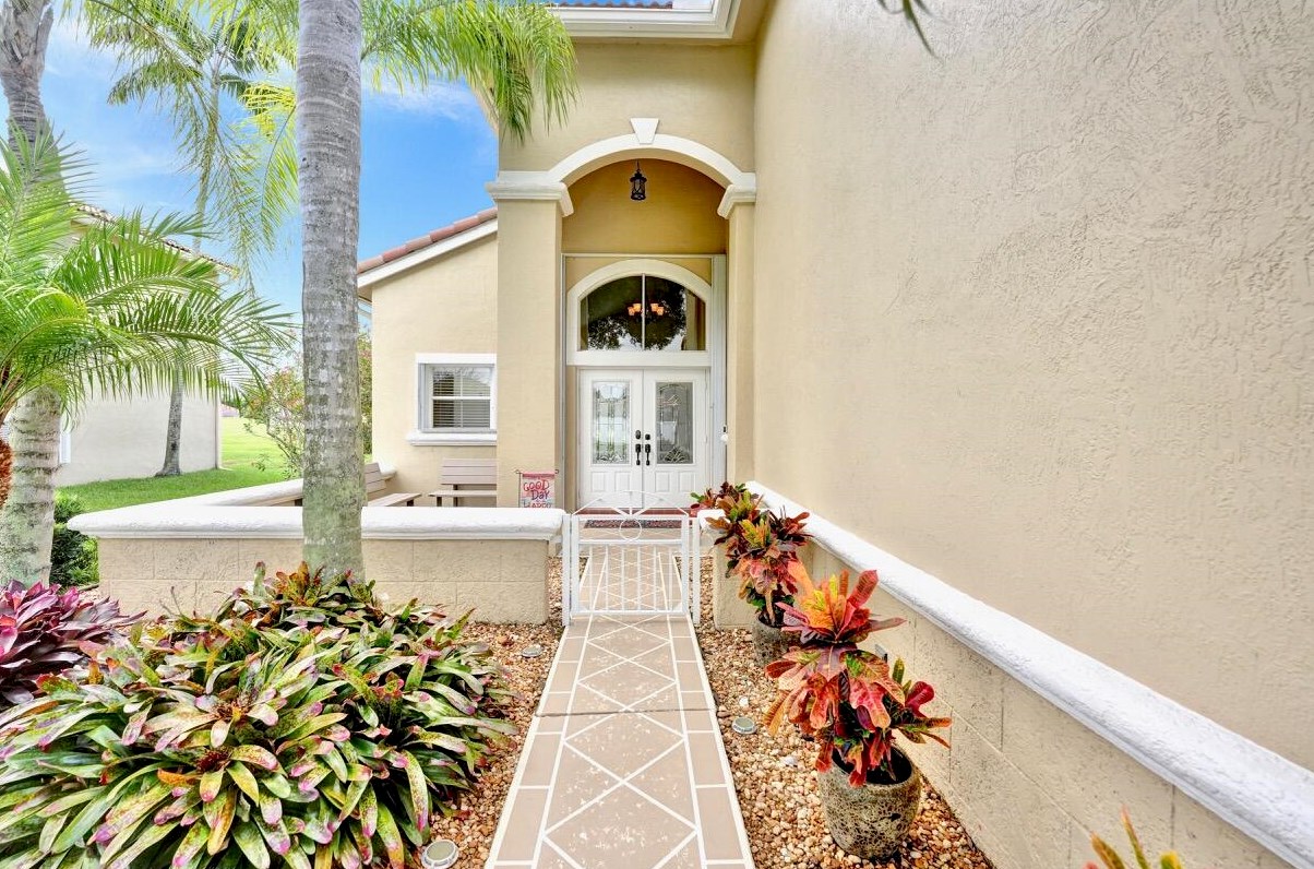 6074 Las Colinas Cir, Lake Worth FL 33463-6560 exterior