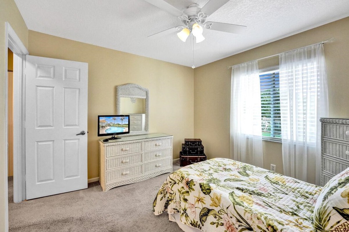 6074 Las Colinas Cir, Lake Worth FL 33463-6560 exterior