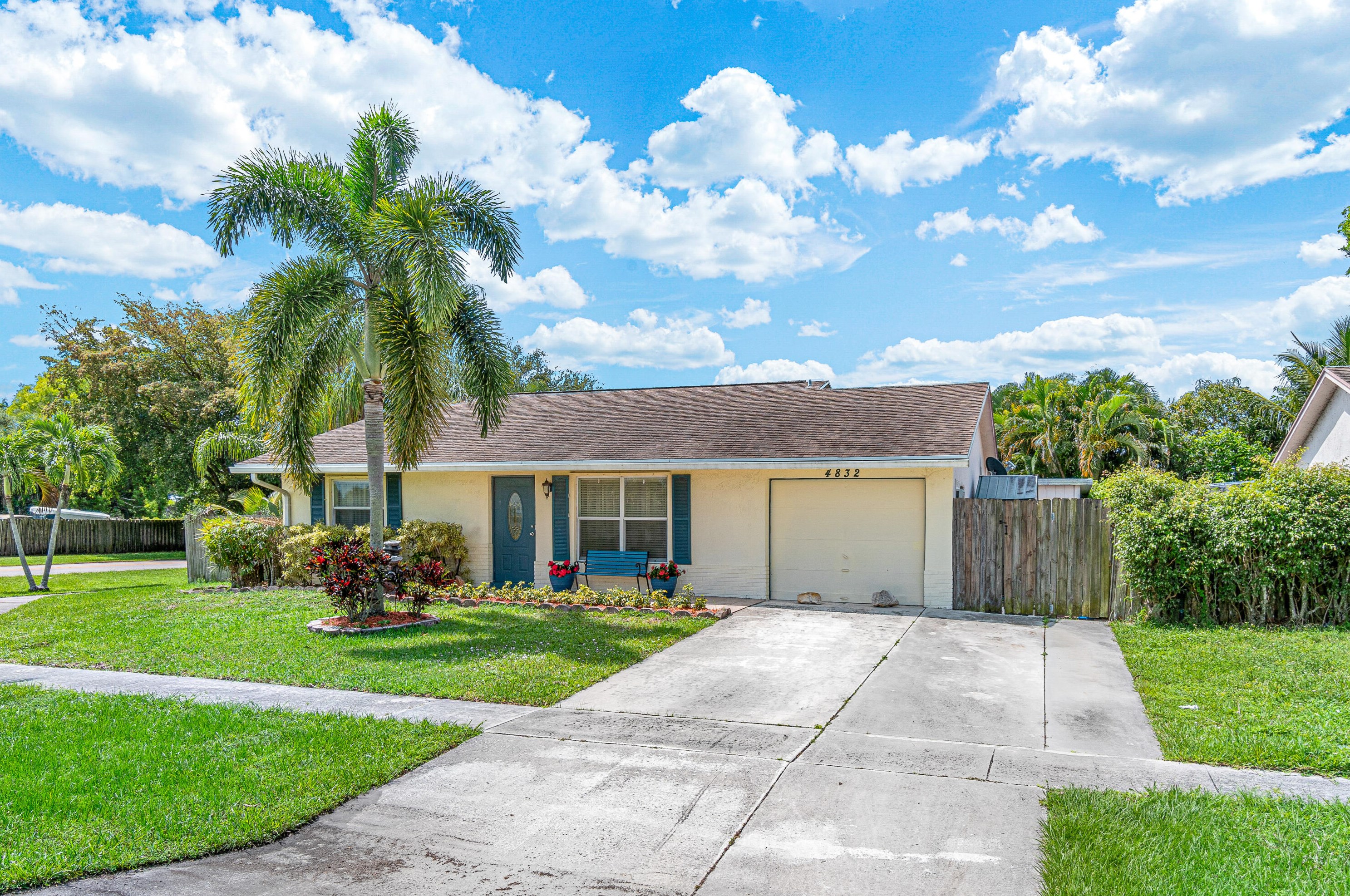 4832 Poseidon Pl, Lake Worth FL  33463-7285 exterior