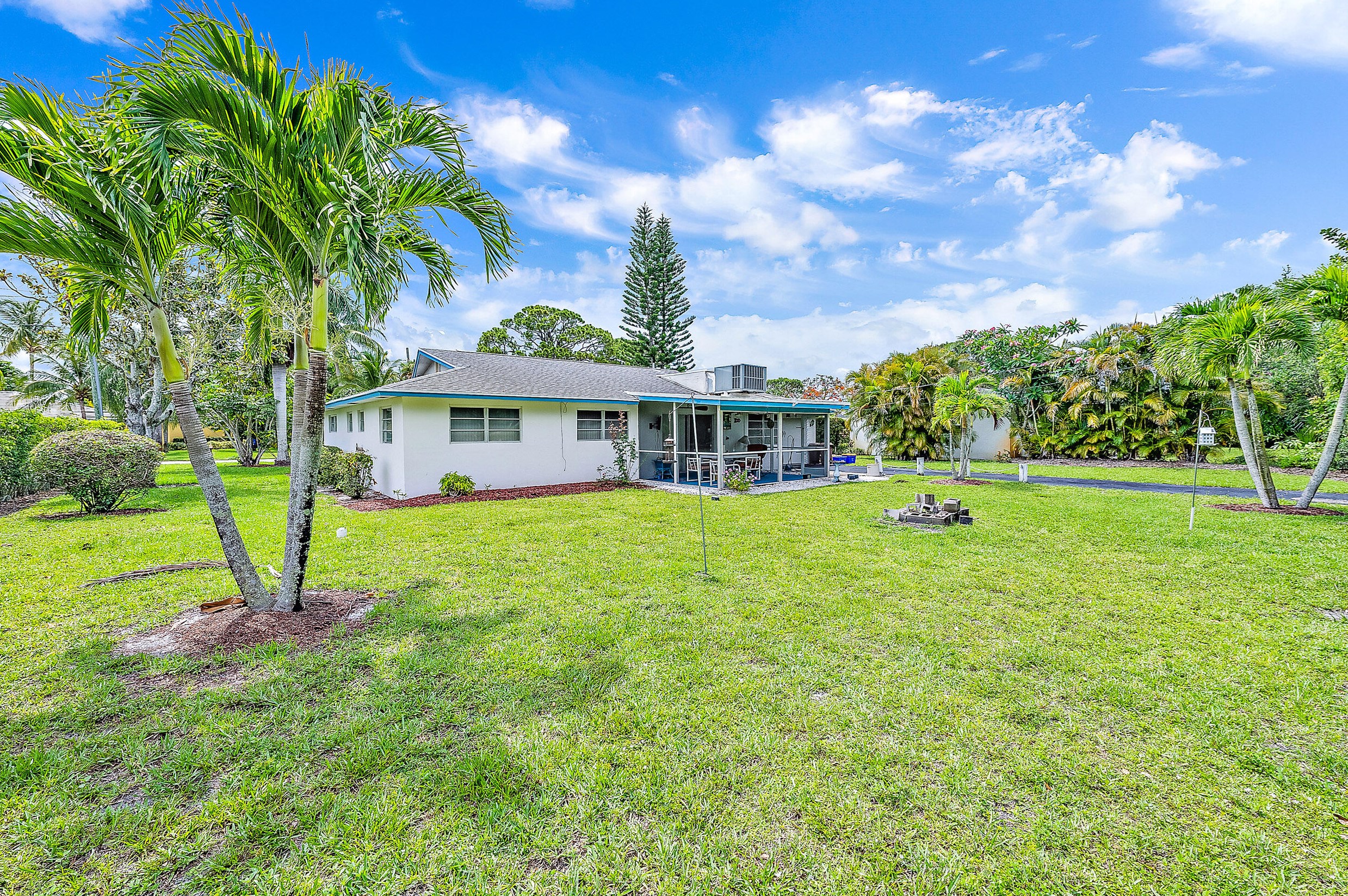 72 Yacht Club Pl, Jupiter FL  33469-1948 exterior