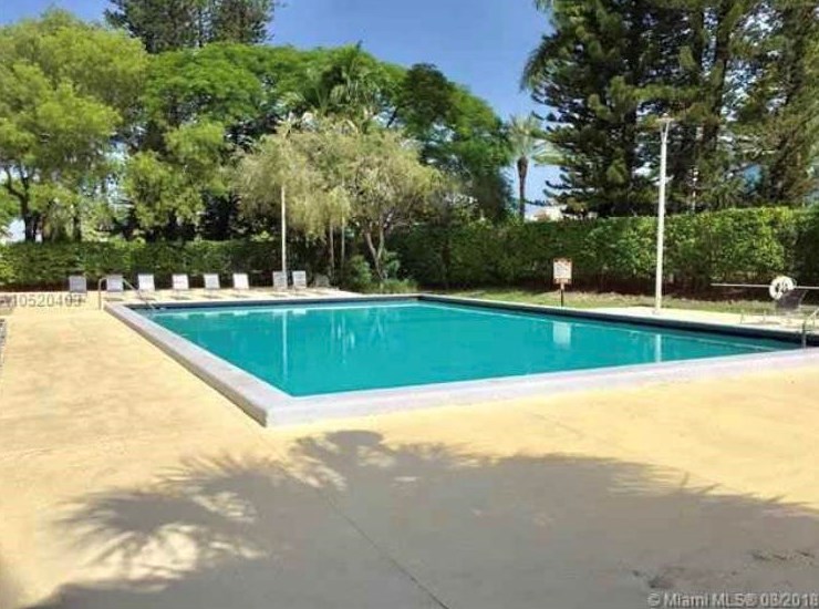 20100 Country Club Dr, Miami FL 33180-1672 exterior