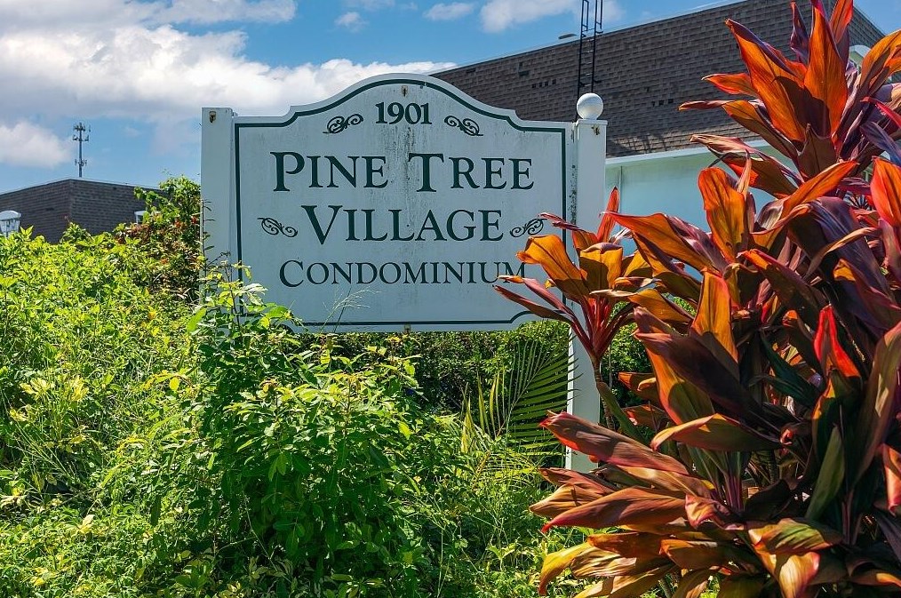 1901 Indian River Blvd, Vero Beach FL  32960-5210 exterior