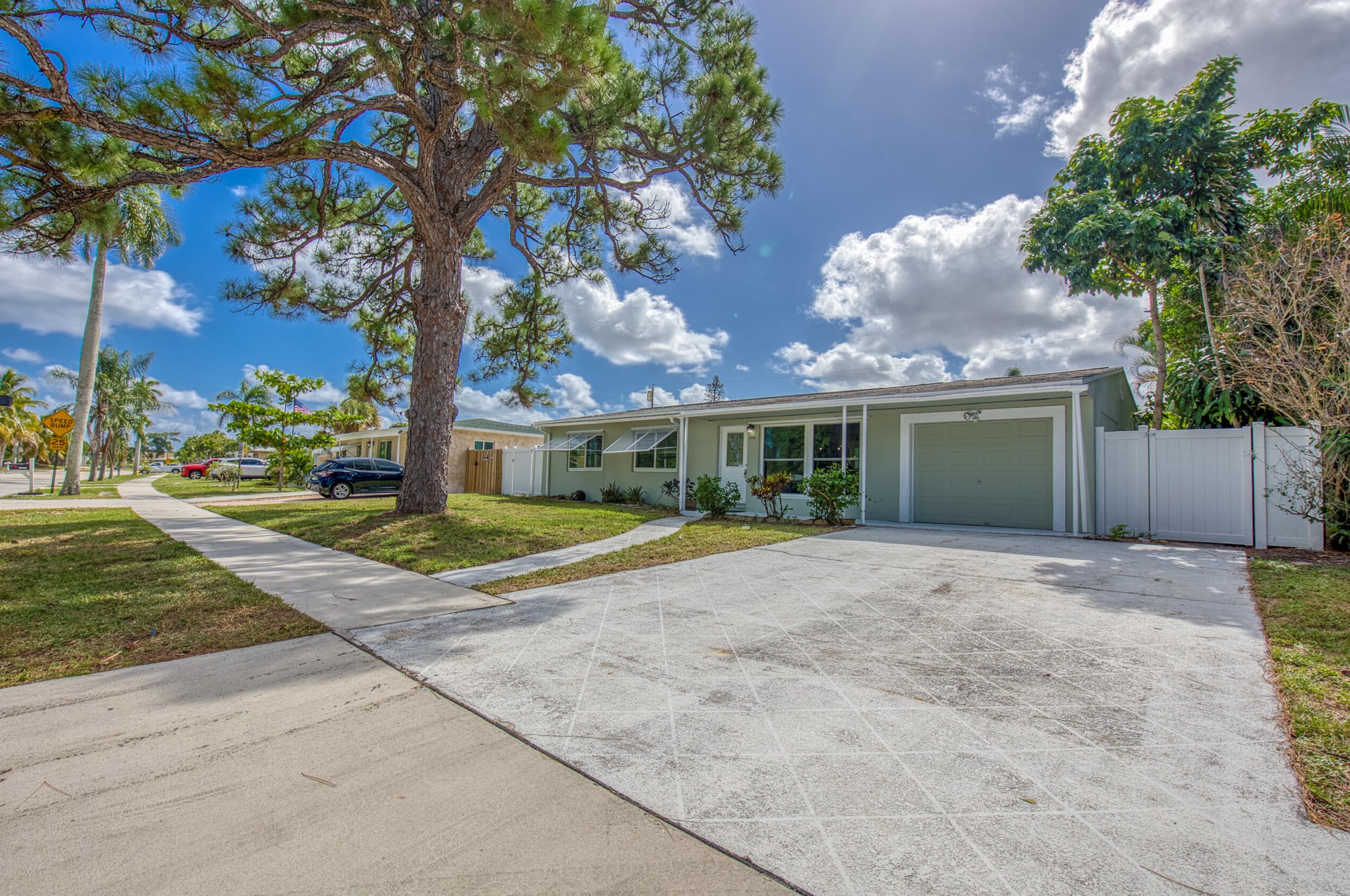 1931 Moor Dr, Lake Worth FL  33461-5722 exterior