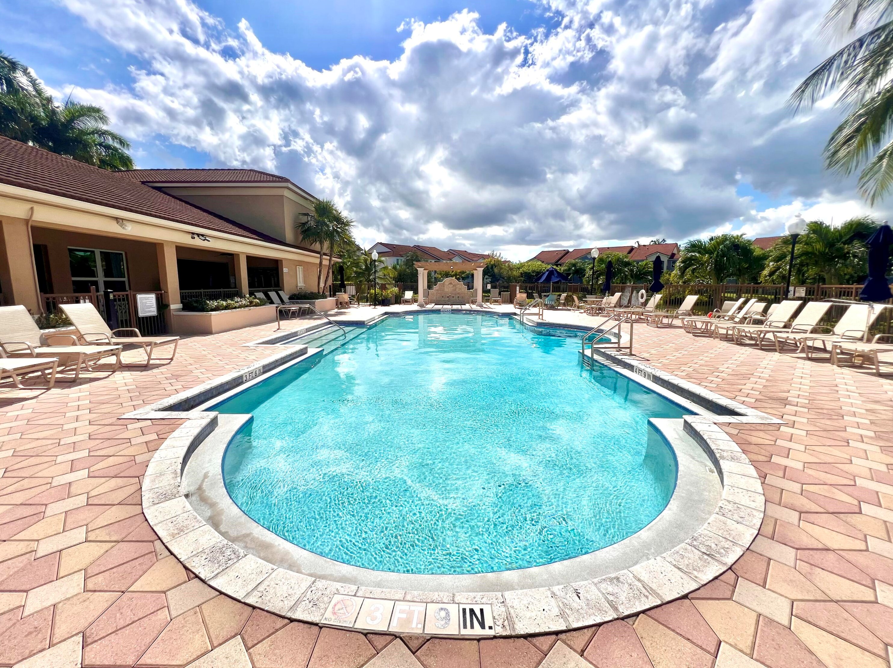 419 Villa Cir, Boynton Beach FL  33435-8911 exterior