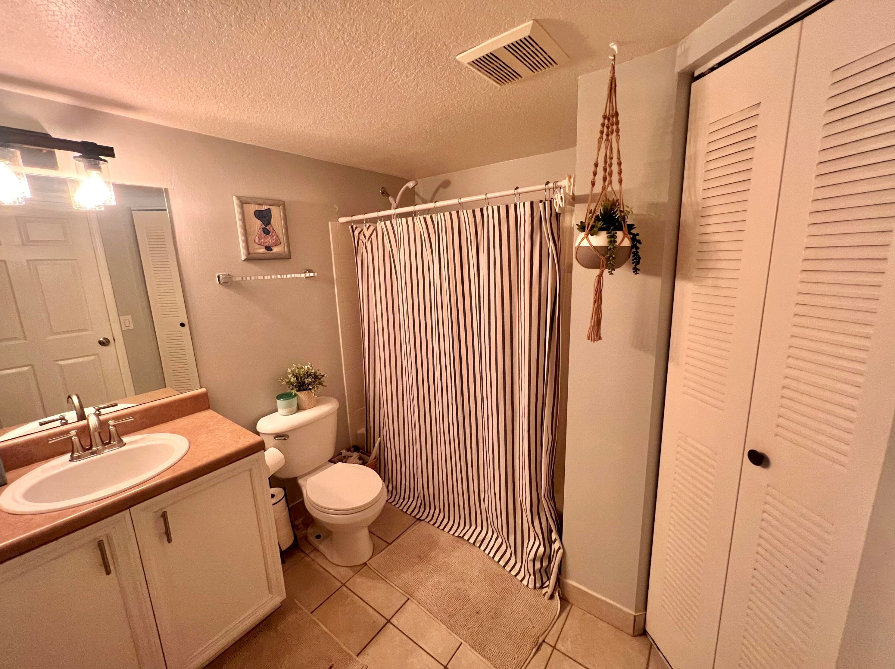 419 Villa Cir, Boynton Beach FL  33435-8911 exterior
