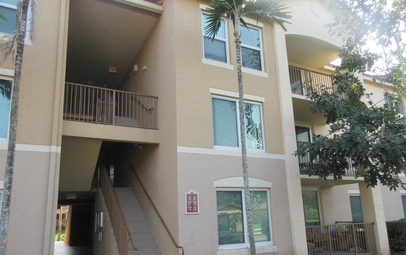 419 Villa Cir, Boynton Beach FL  33435-8911 exterior