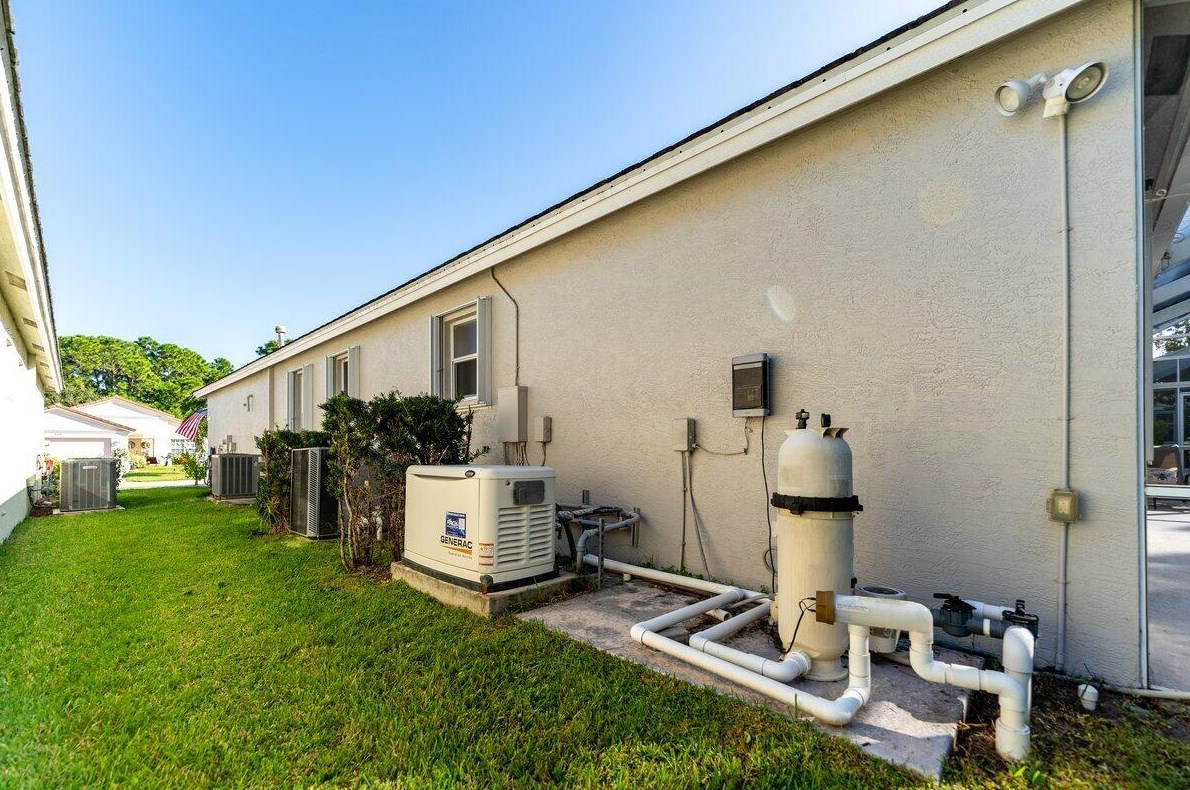 556 Indian Key Dr, Fort Pierce FL  34986-2051 exterior