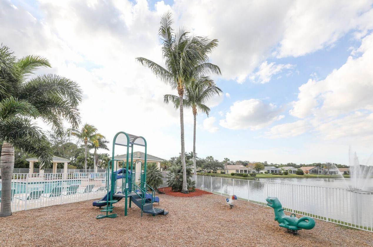556 Indian Key Dr, Fort Pierce FL  34986-2051 exterior