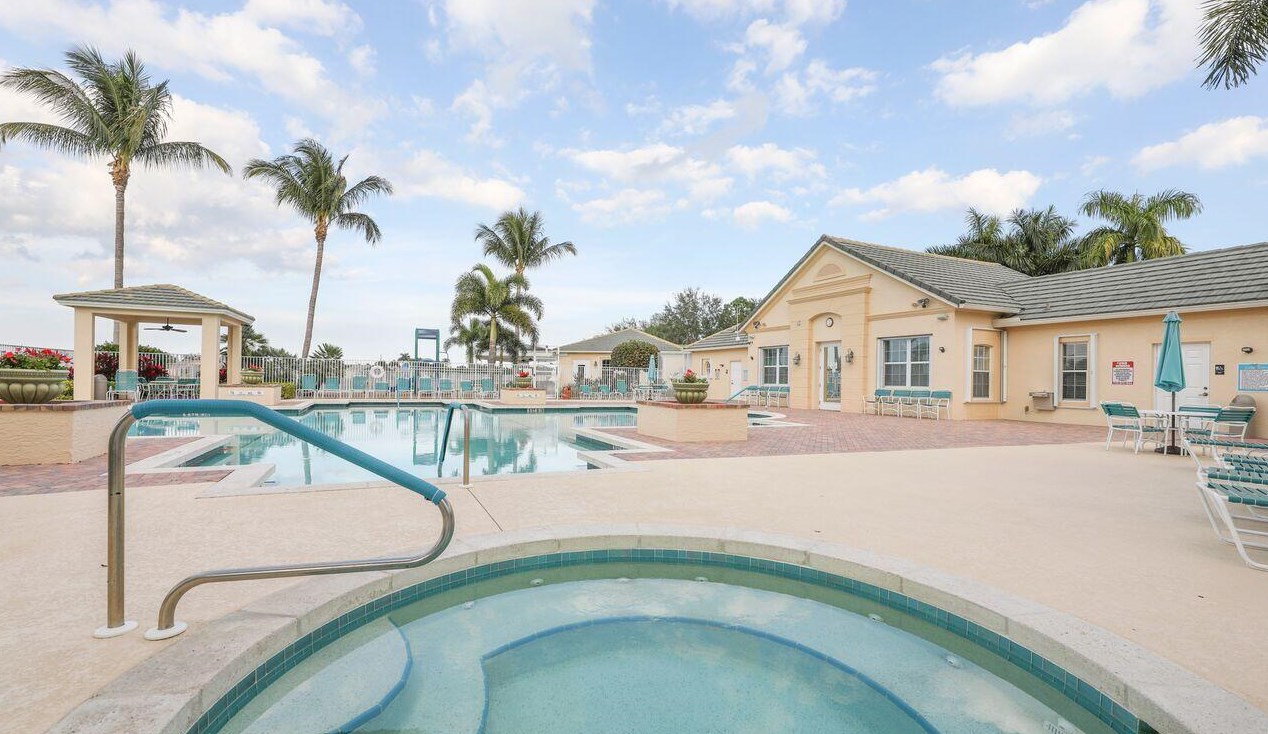 556 Indian Key Dr, Fort Pierce FL  34986-2051 exterior
