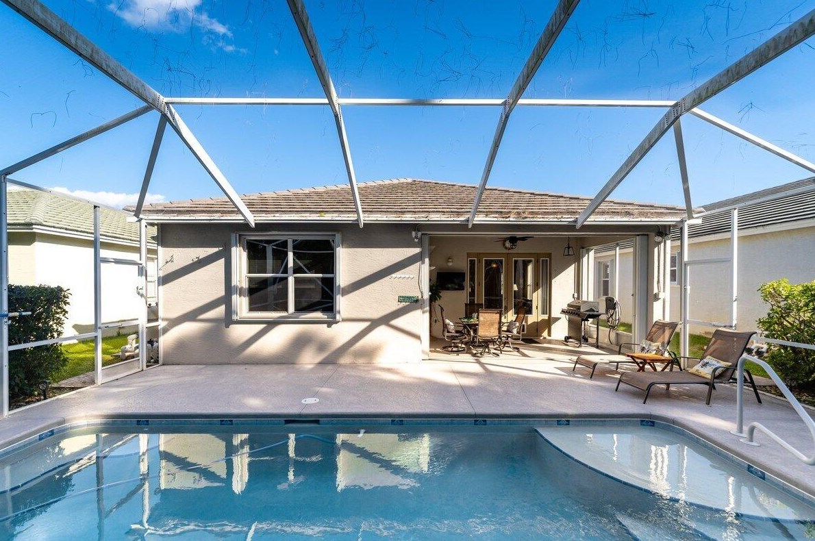 556 Indian Key Dr, Fort Pierce FL  34986-2051 exterior
