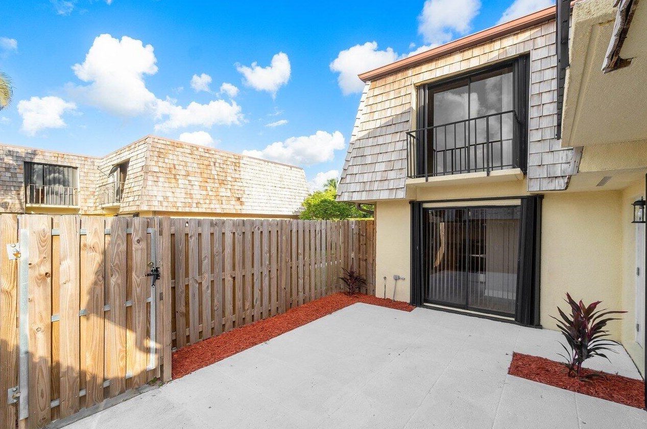 109 Lake Arbor Dr, Lake Worth FL  33461-2103 exterior