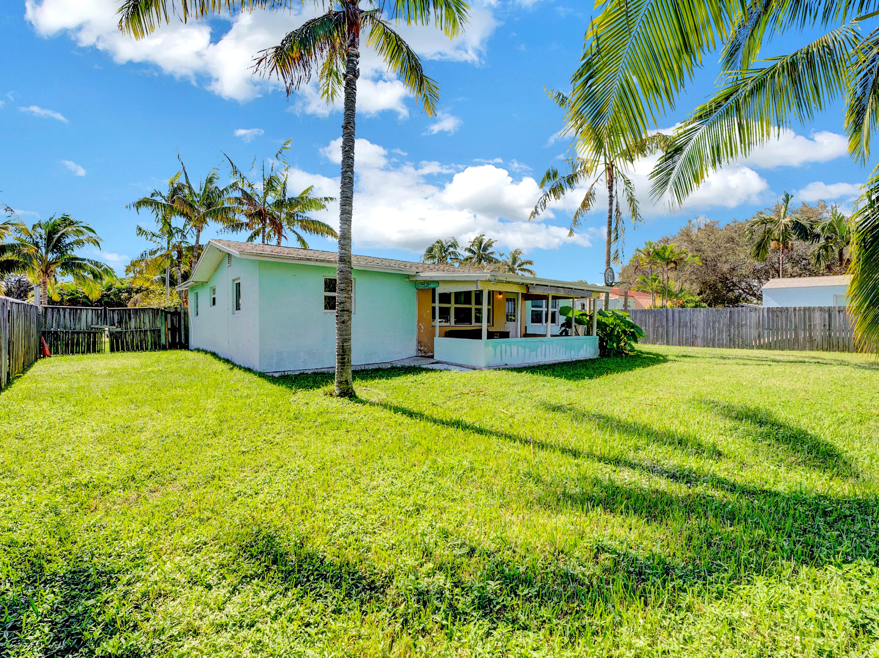 647 9th Ave, Boynton Beach FL  33435-3209 exterior