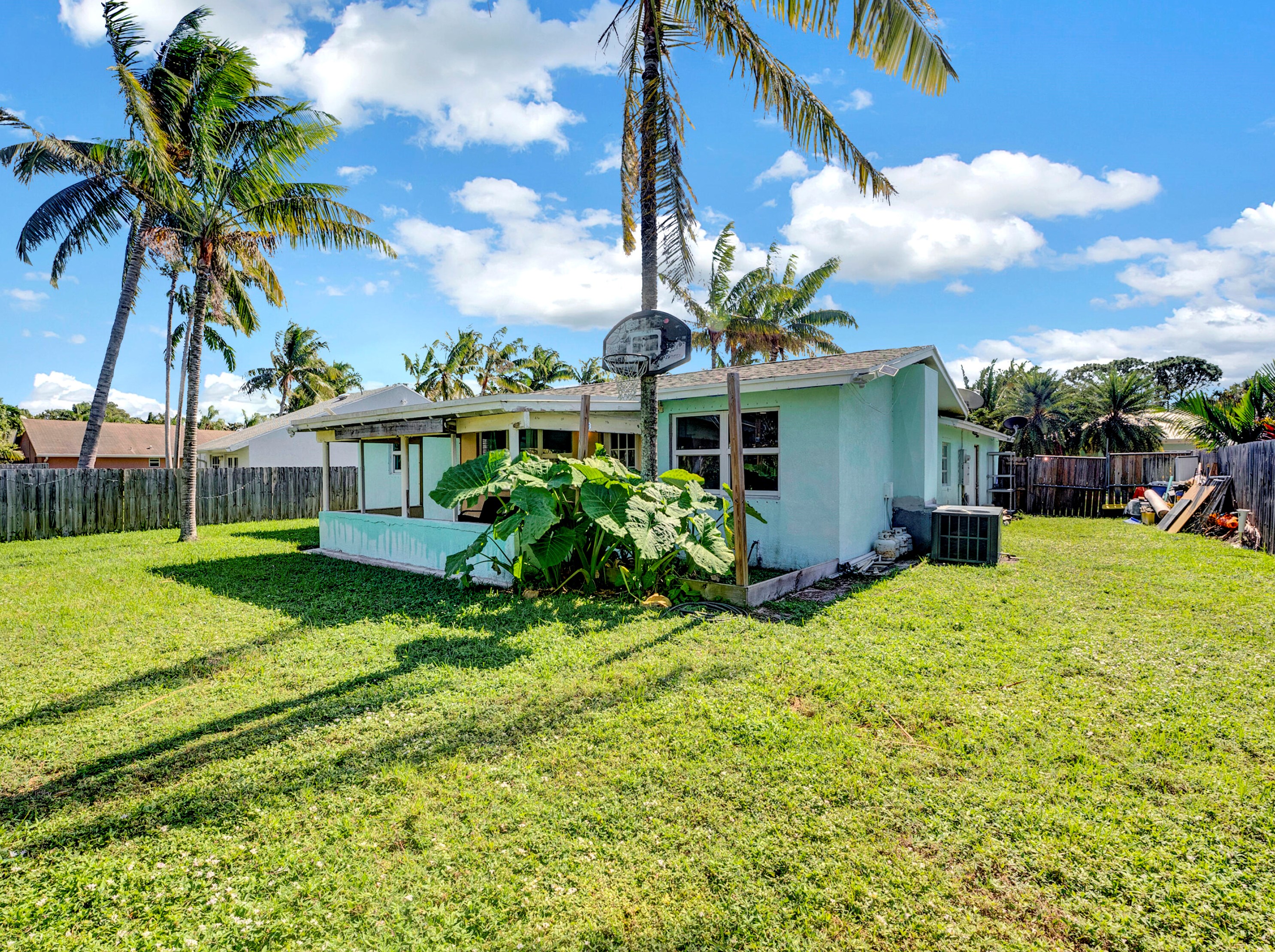 647 9th Ave, Boynton Beach FL  33435-3209 exterior
