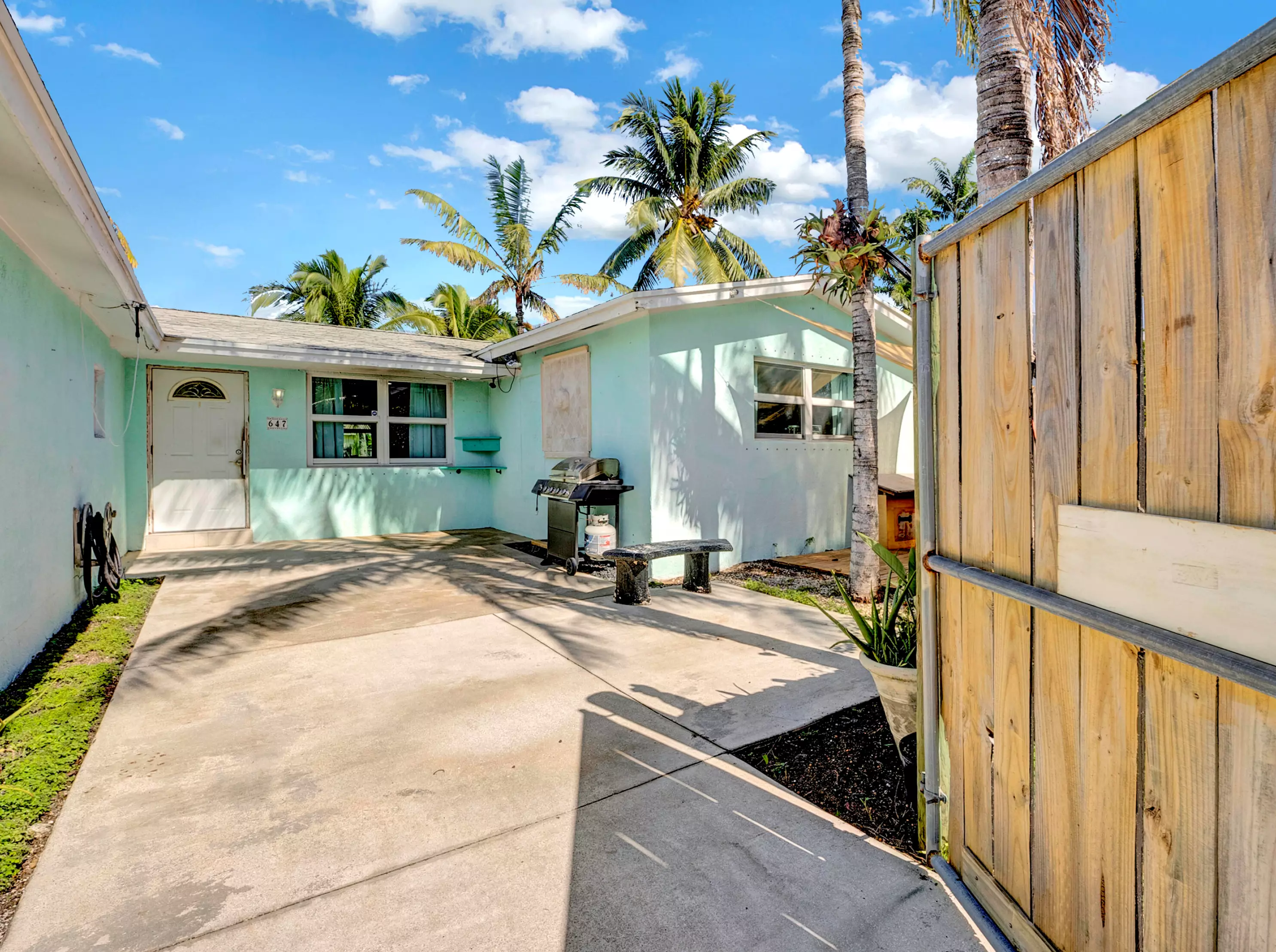 647 9th Ave, Boynton Beach FL  33435-3209 exterior