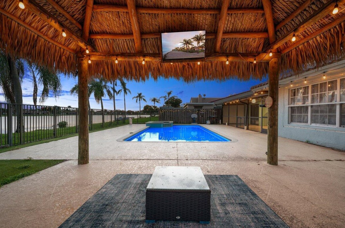 8377 Bonita Isle Dr, Lake Worth FL  33467-5528 exterior