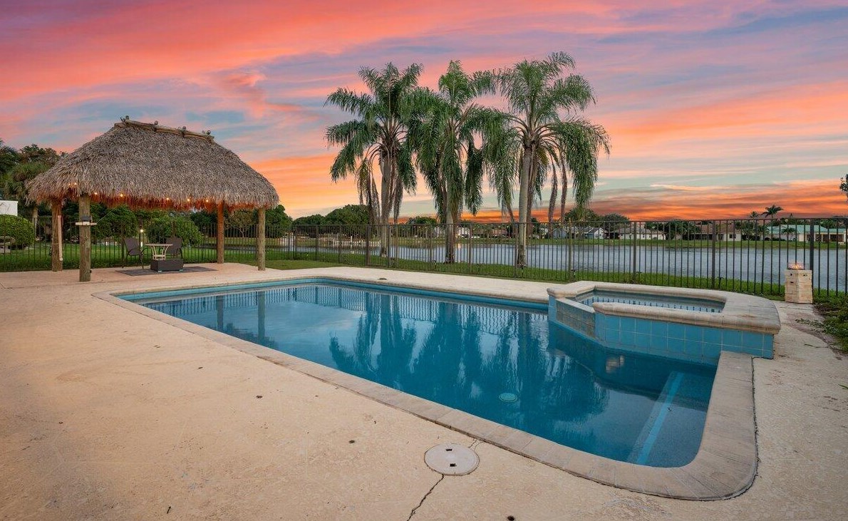 8377 Bonita Isle Dr, Lake Worth FL  33467-5528 exterior