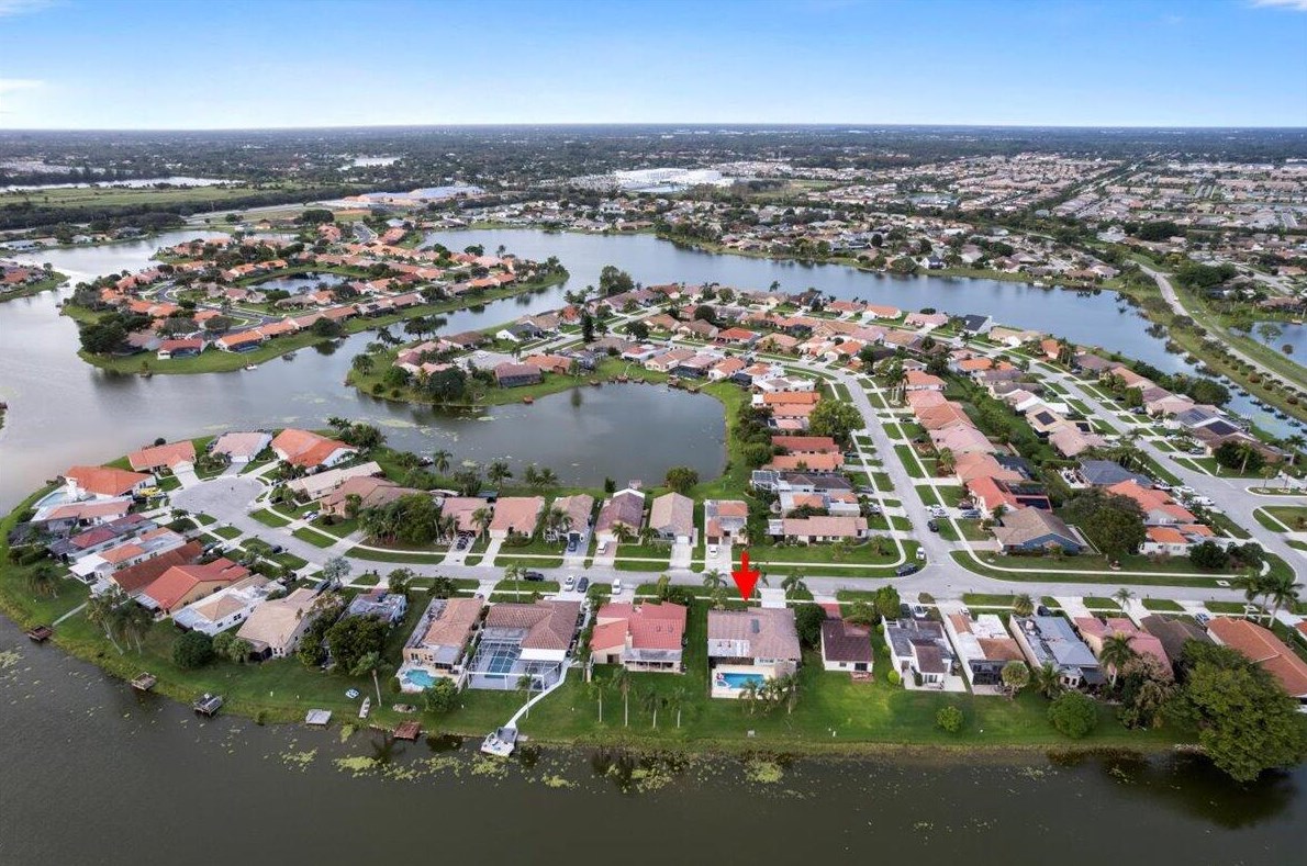 8377 Bonita Isle Dr, Lake Worth FL  33467-5528 exterior